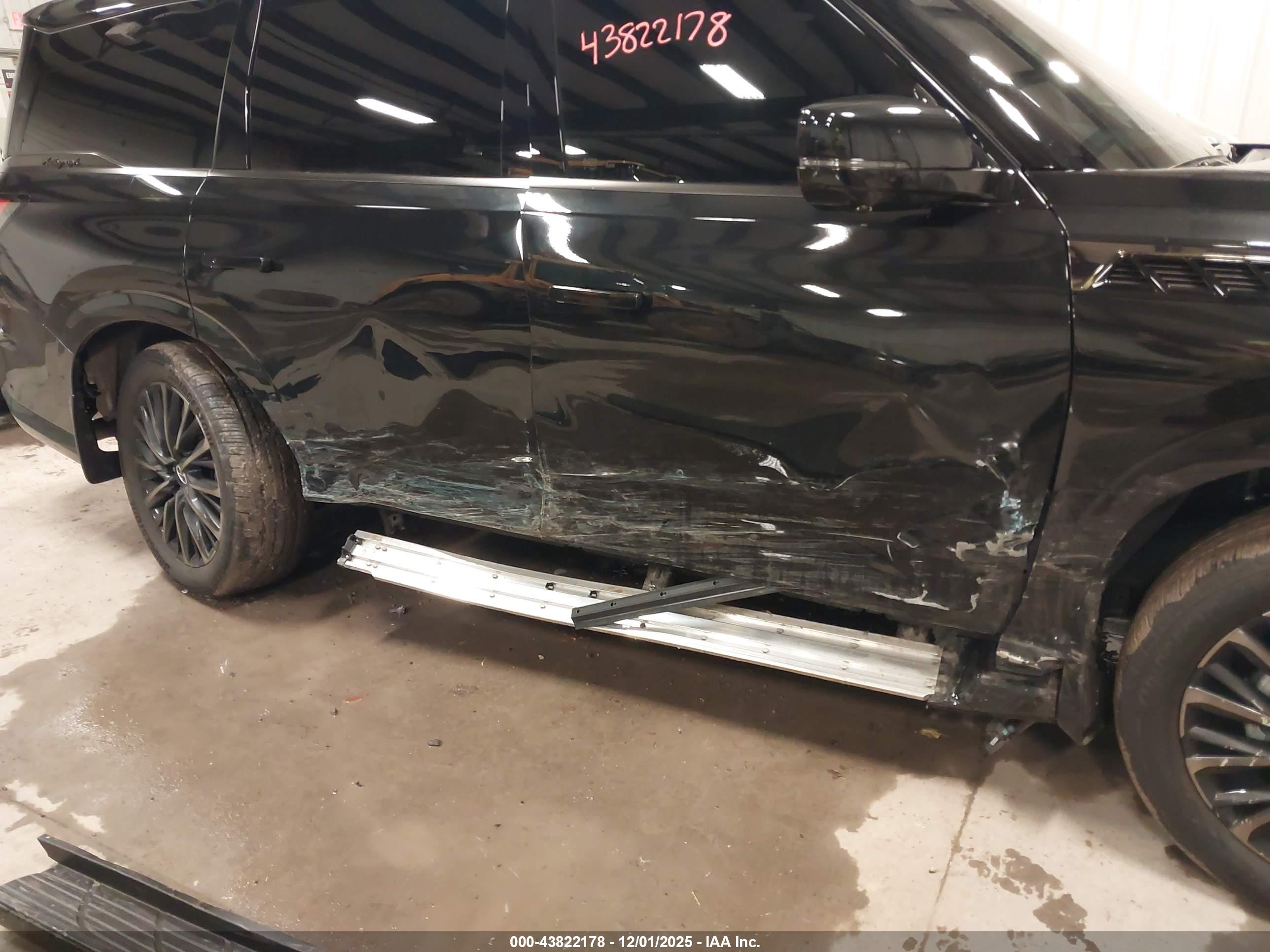 INFINITI QX80 image 6