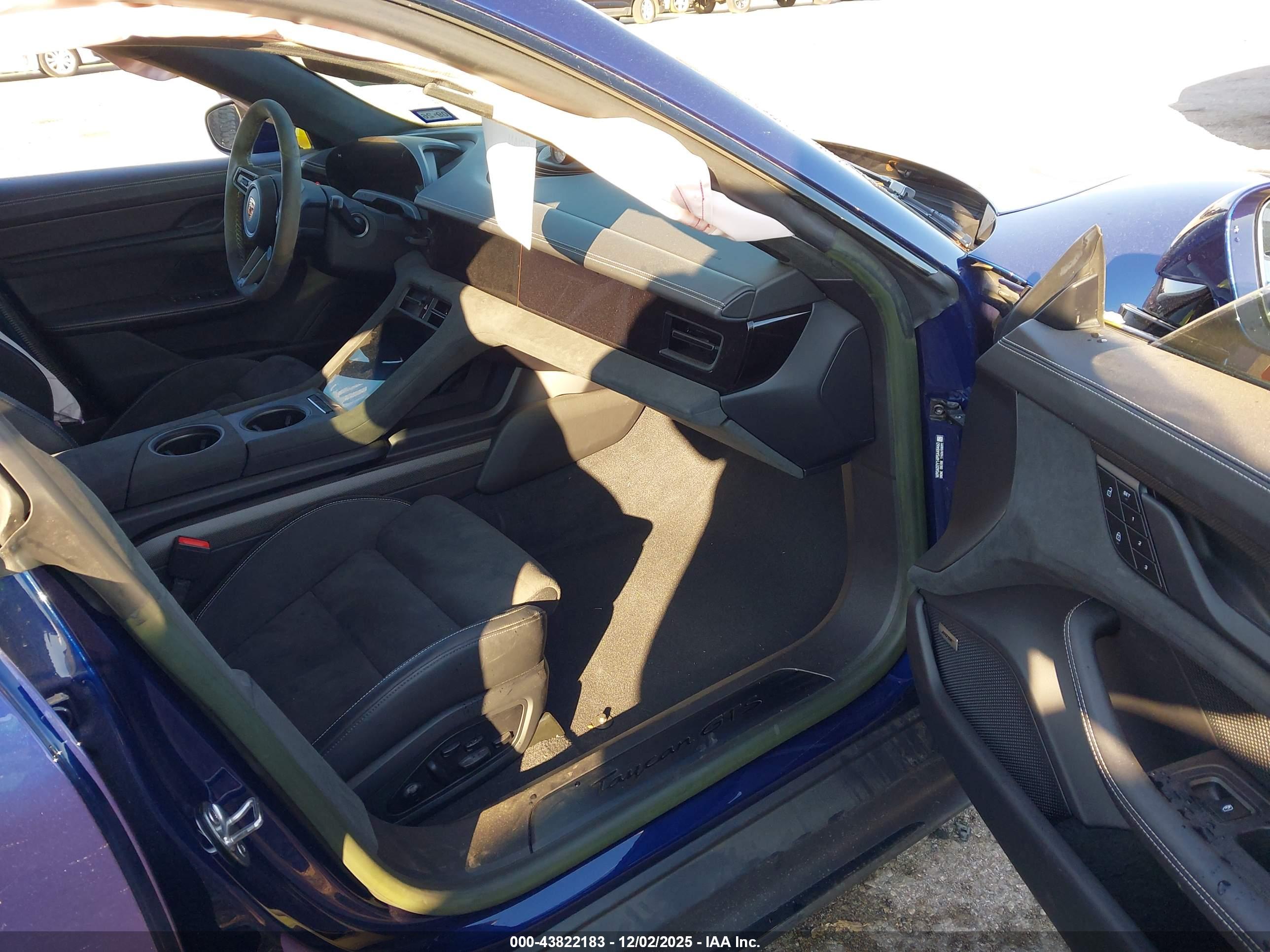 PORSCHE TAYCAN image 5