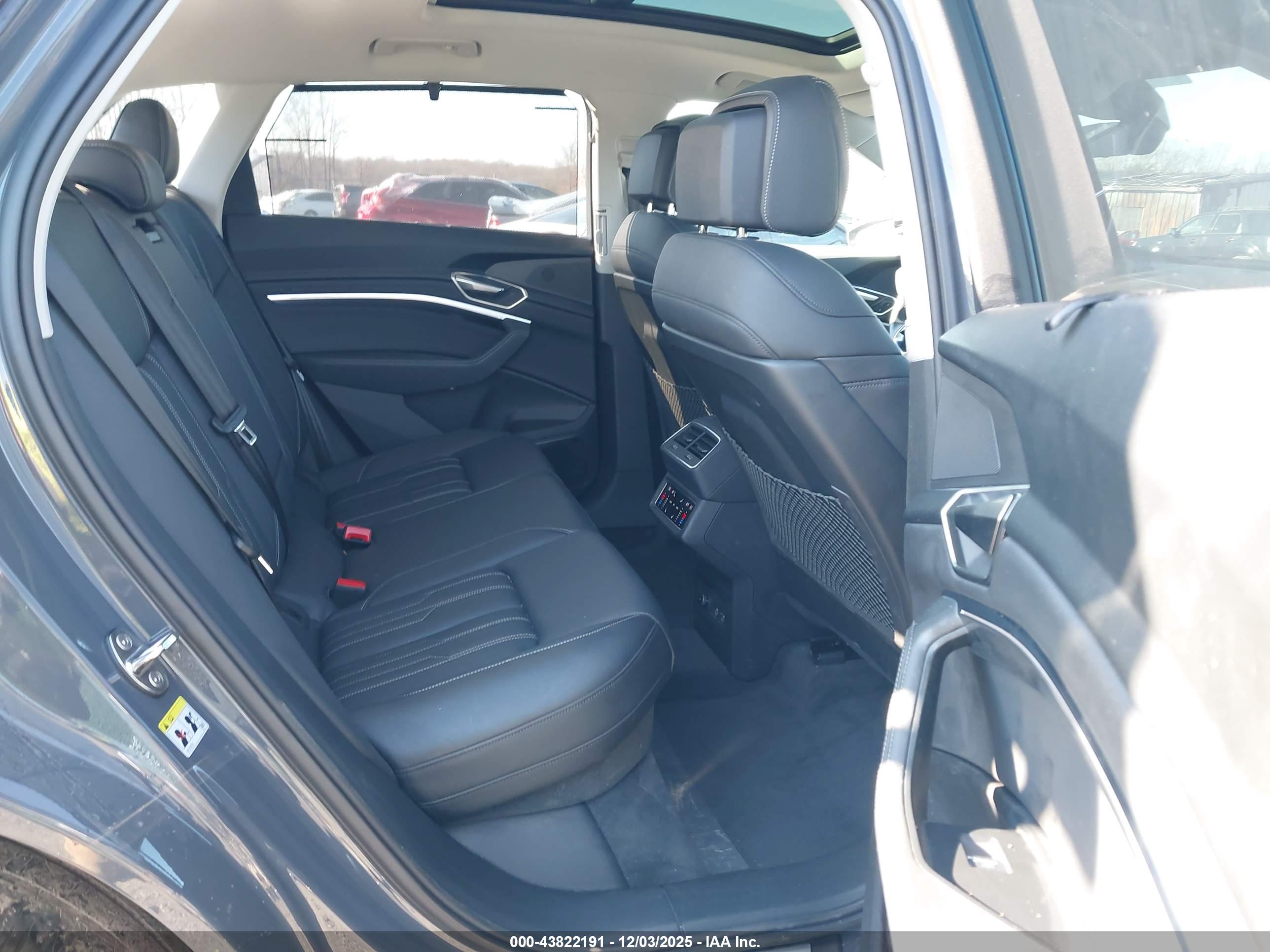 AUDI Q8 image 8