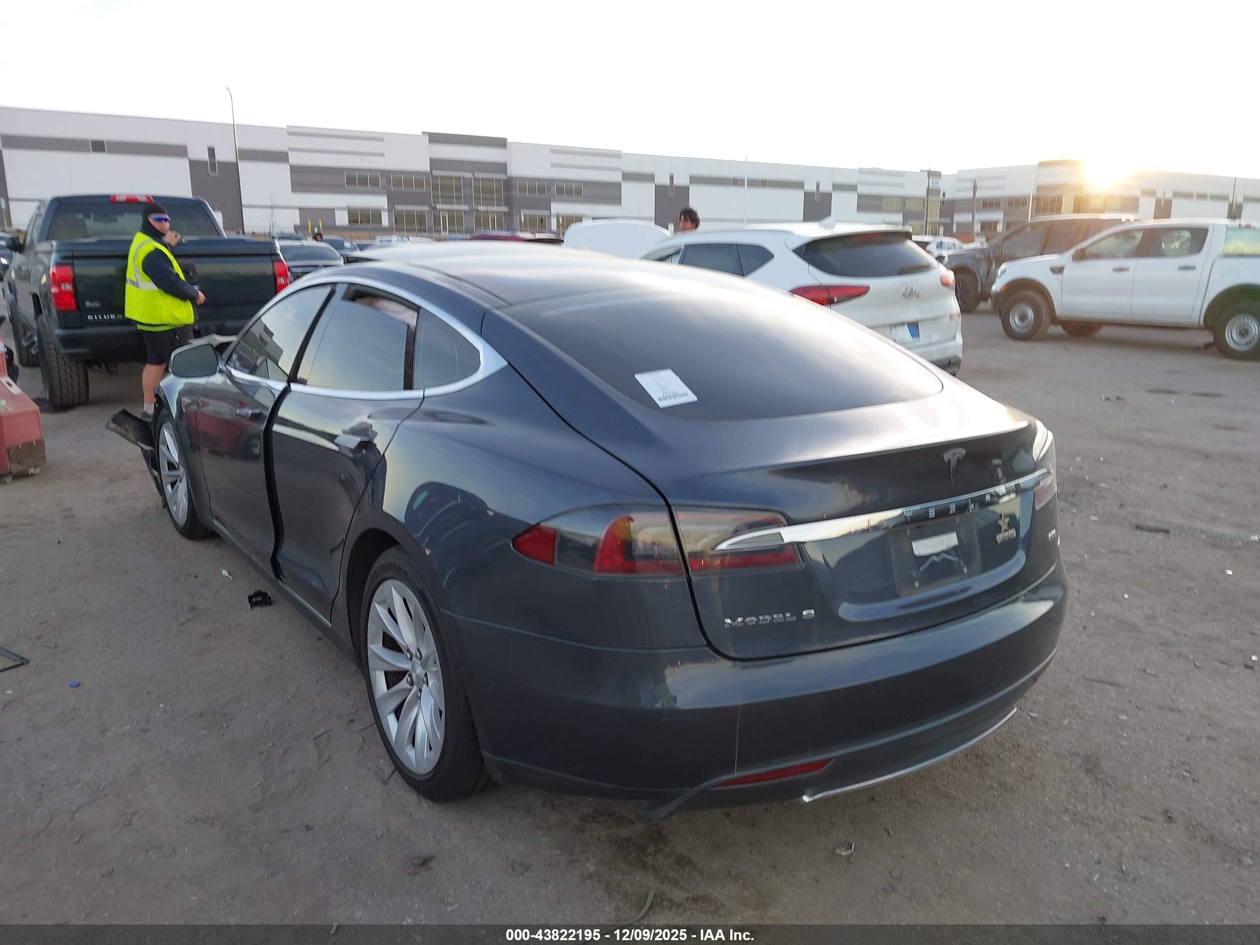 TESLA MODEL image 3
