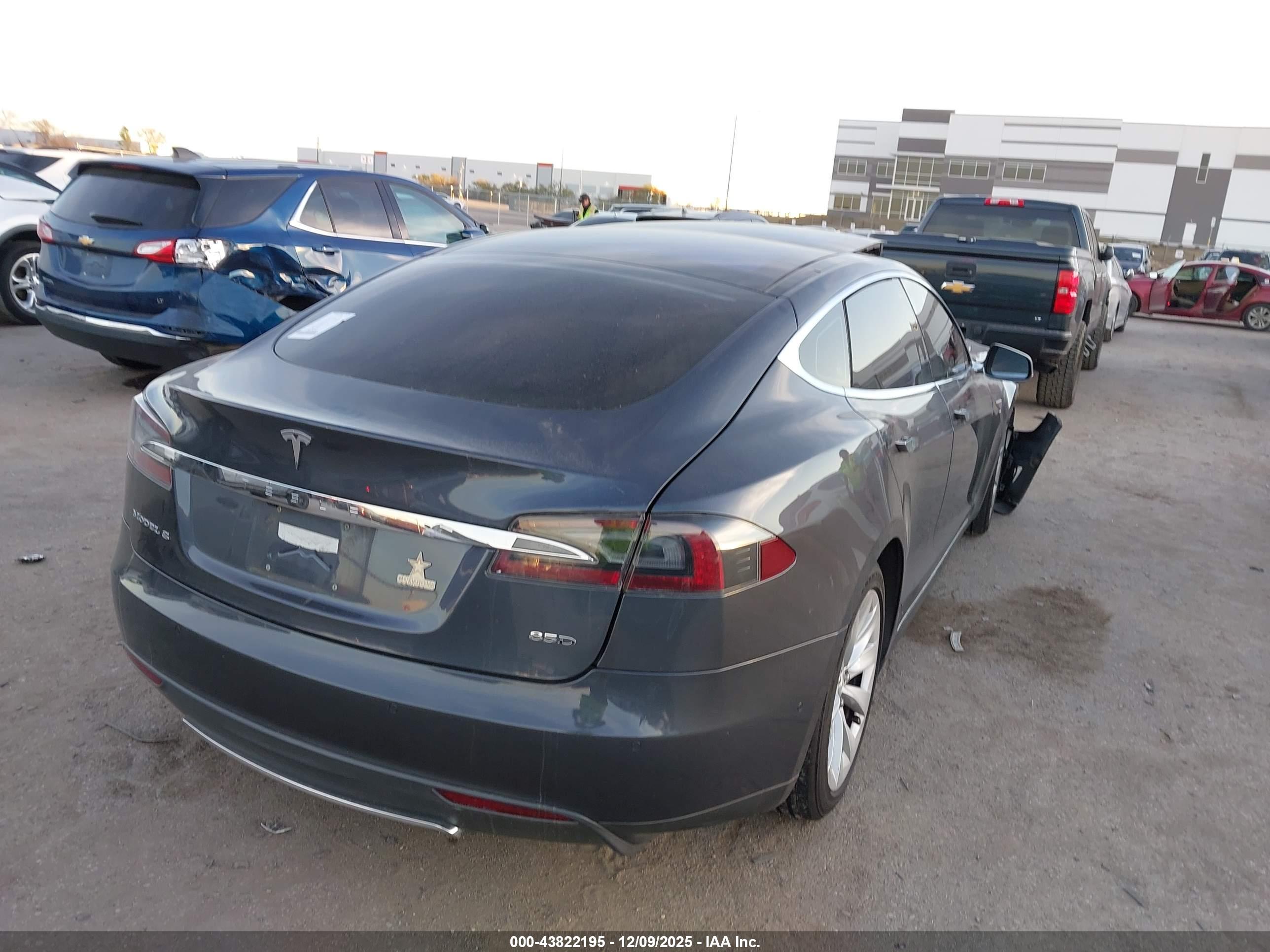 TESLA MODEL image 4