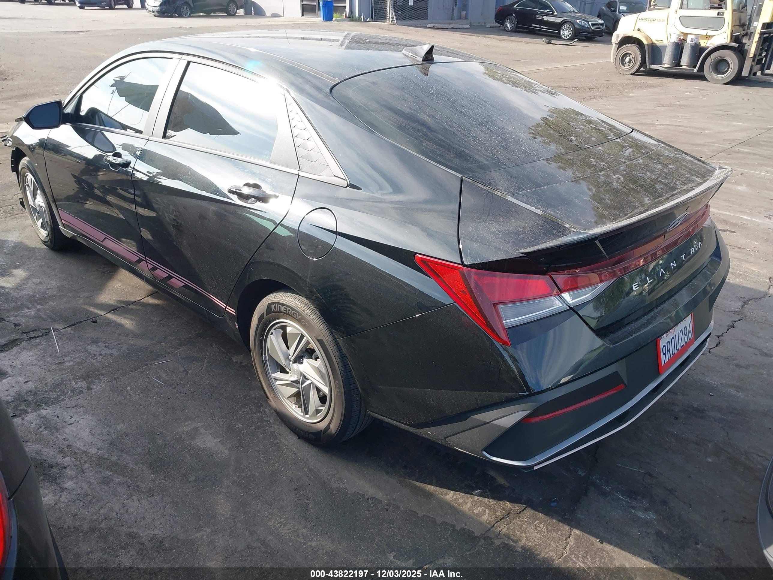 HYUNDAI ELANTRA image 3