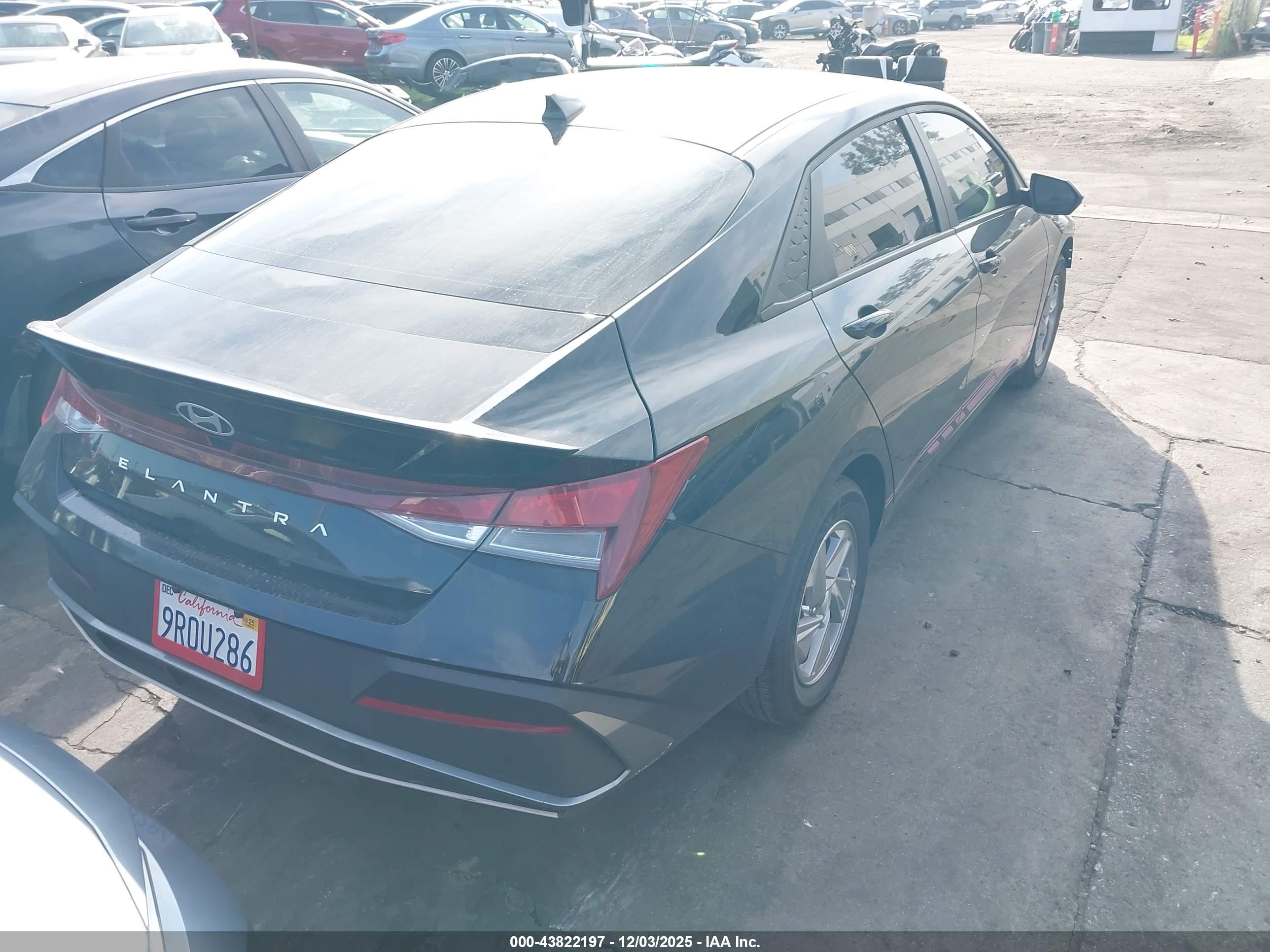 HYUNDAI ELANTRA image 4