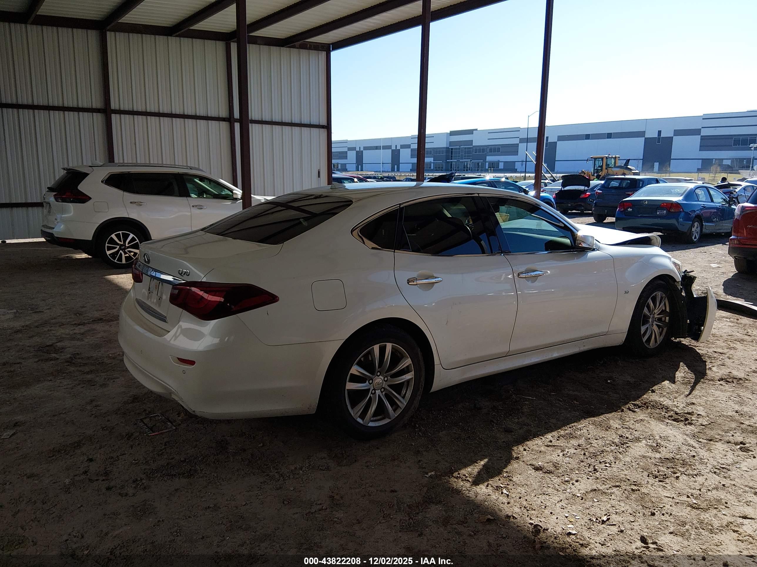 INFINITI Q70 image 4