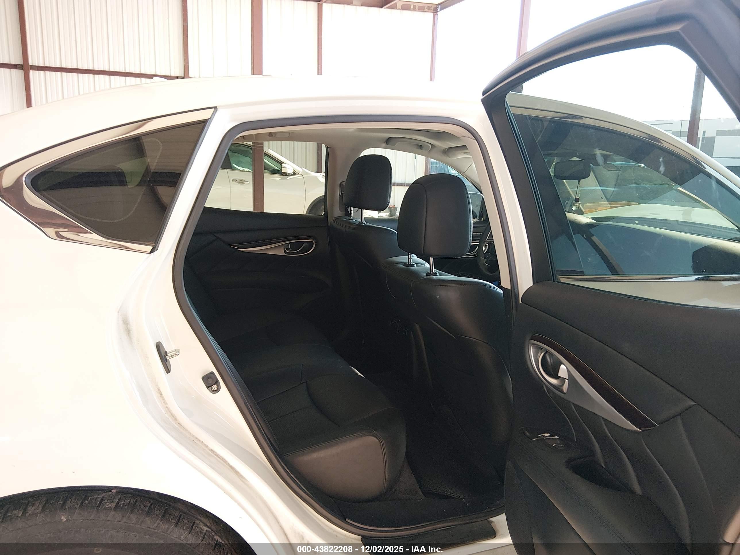 INFINITI Q70 image 8
