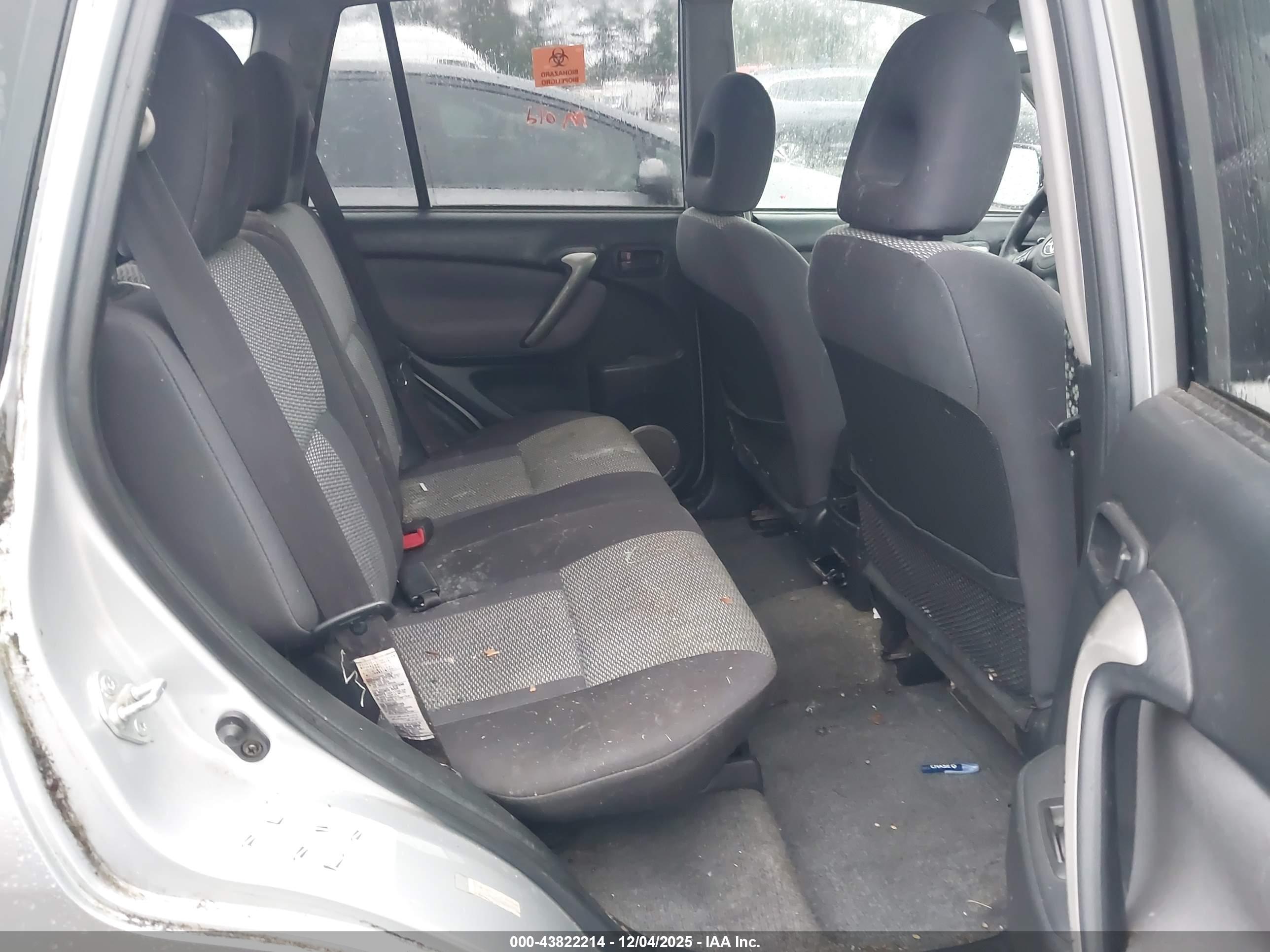 TOYOTA RAV4 image 8