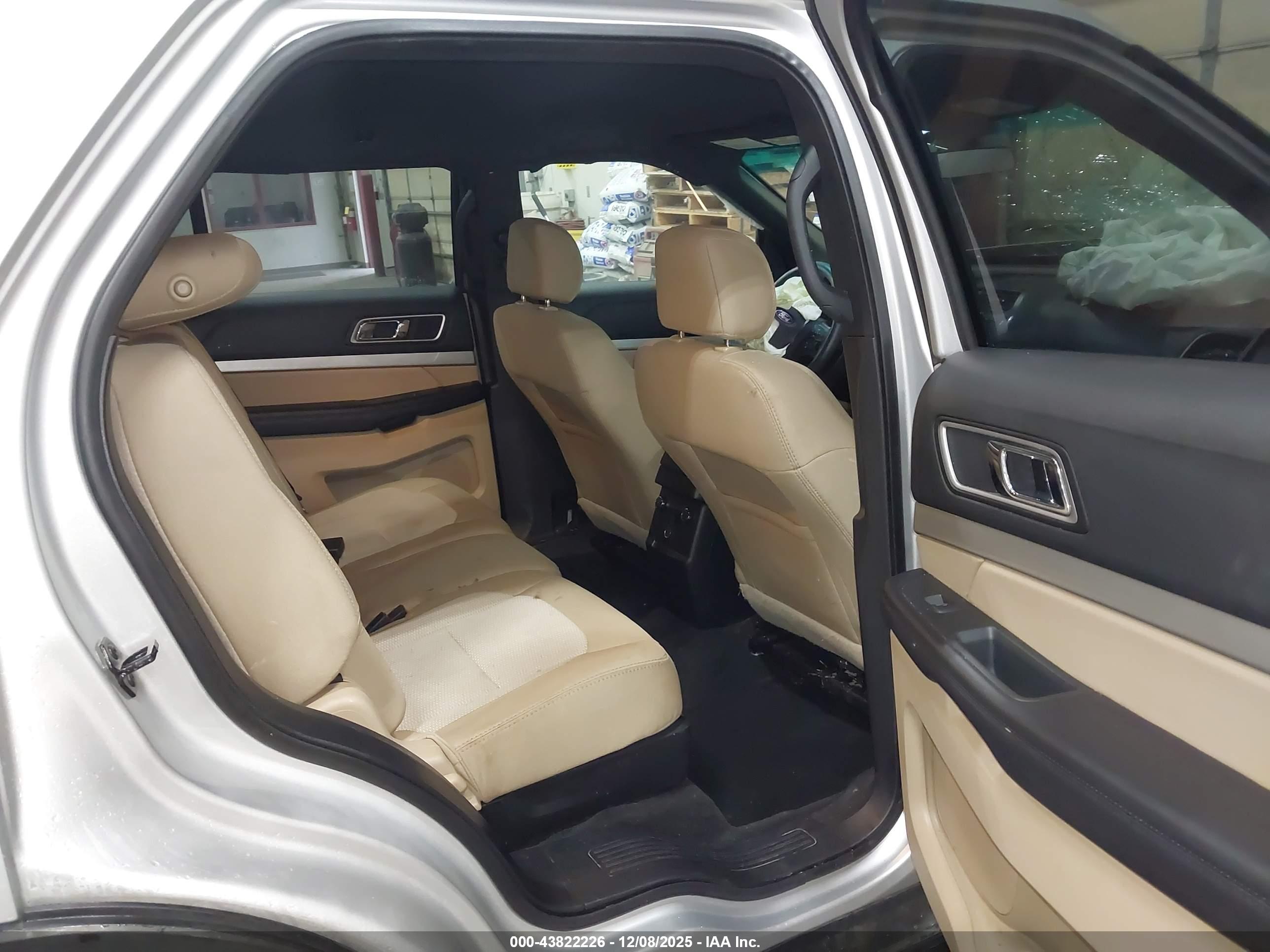 FORD EXPLORER image 8