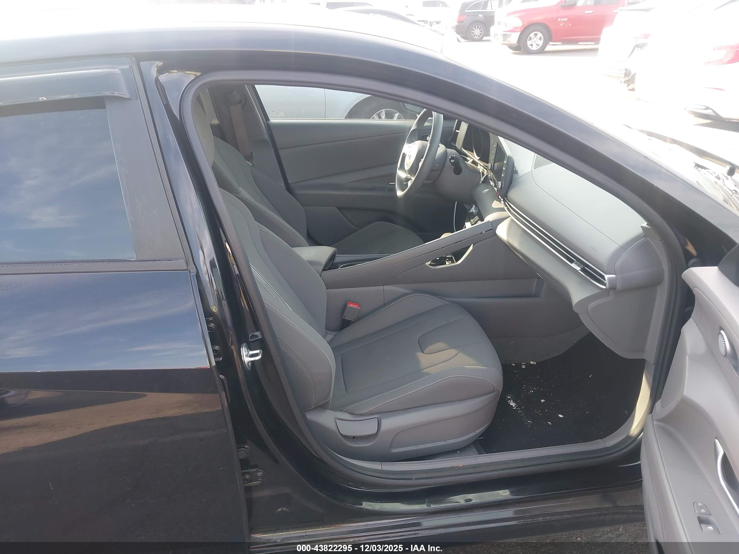 HYUNDAI ELANTRA image 5