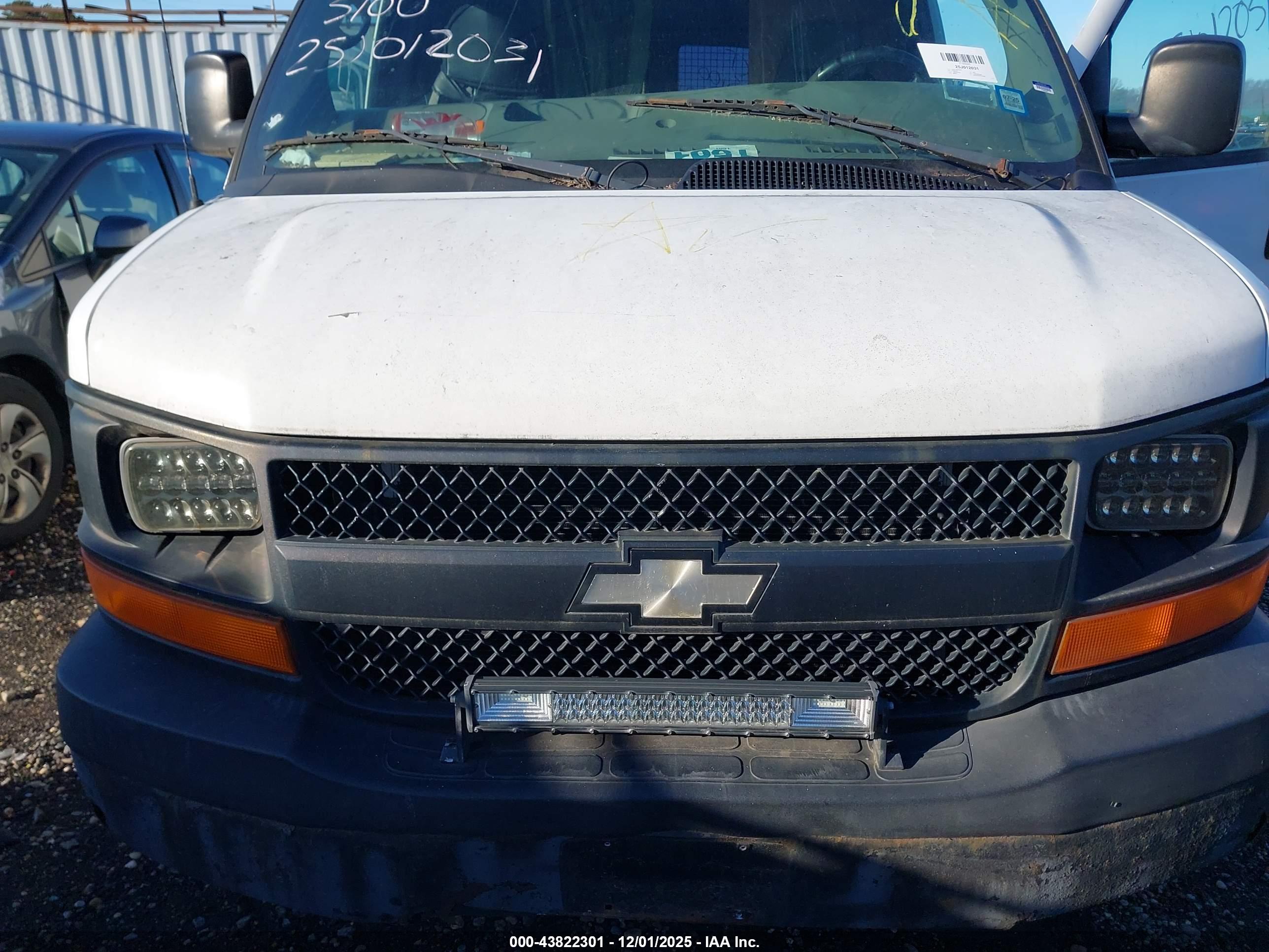 CHEVROLET EXPRESS image 10