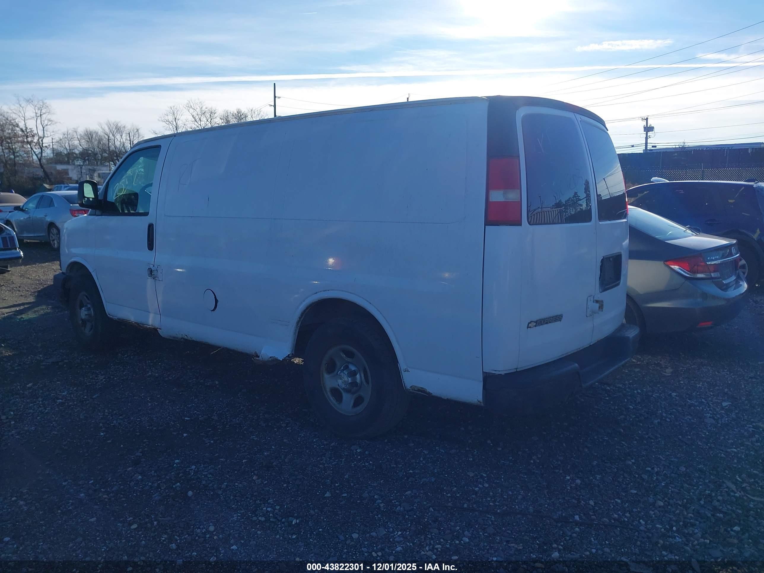 CHEVROLET EXPRESS image 3
