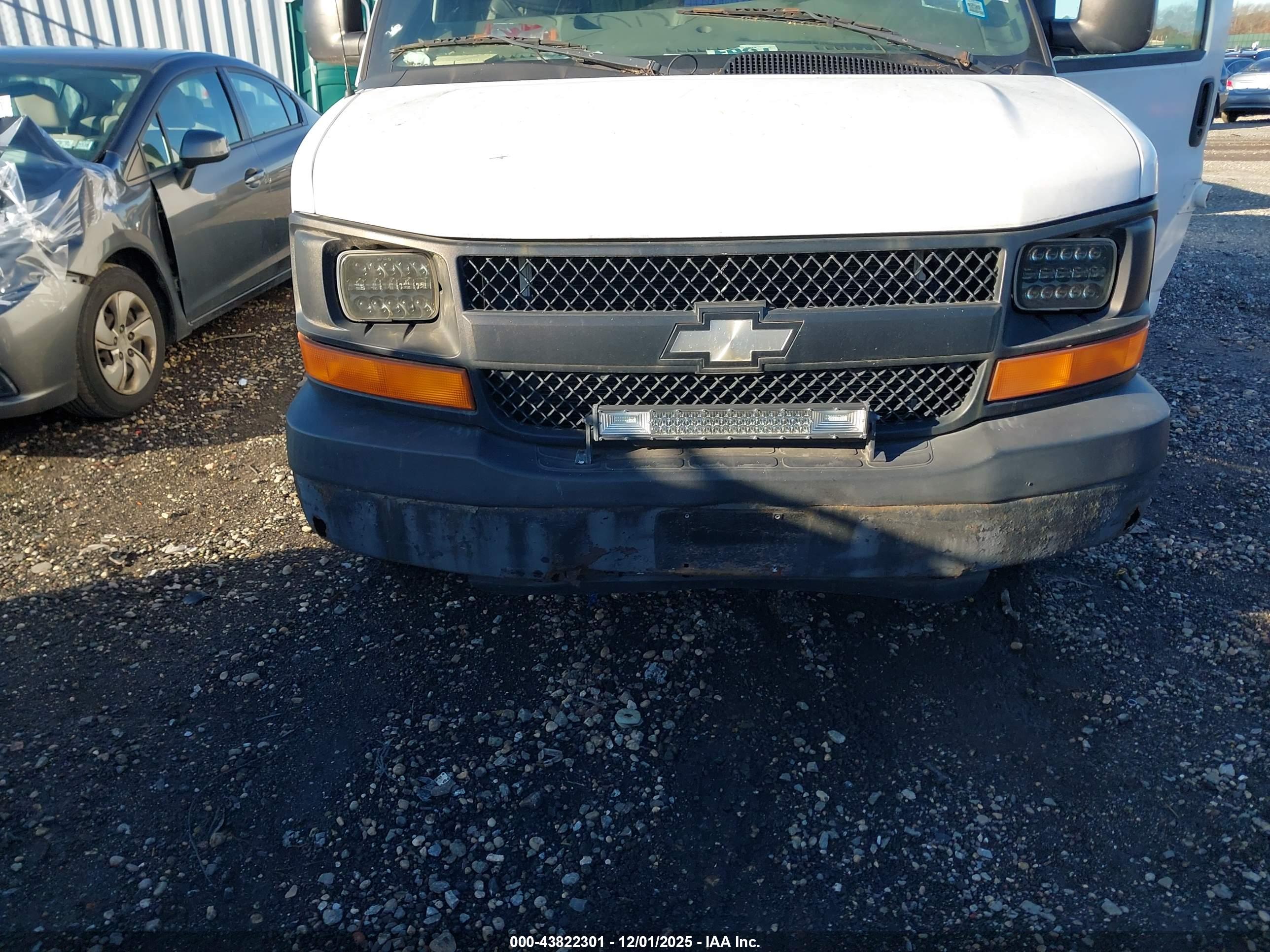 CHEVROLET EXPRESS image 6