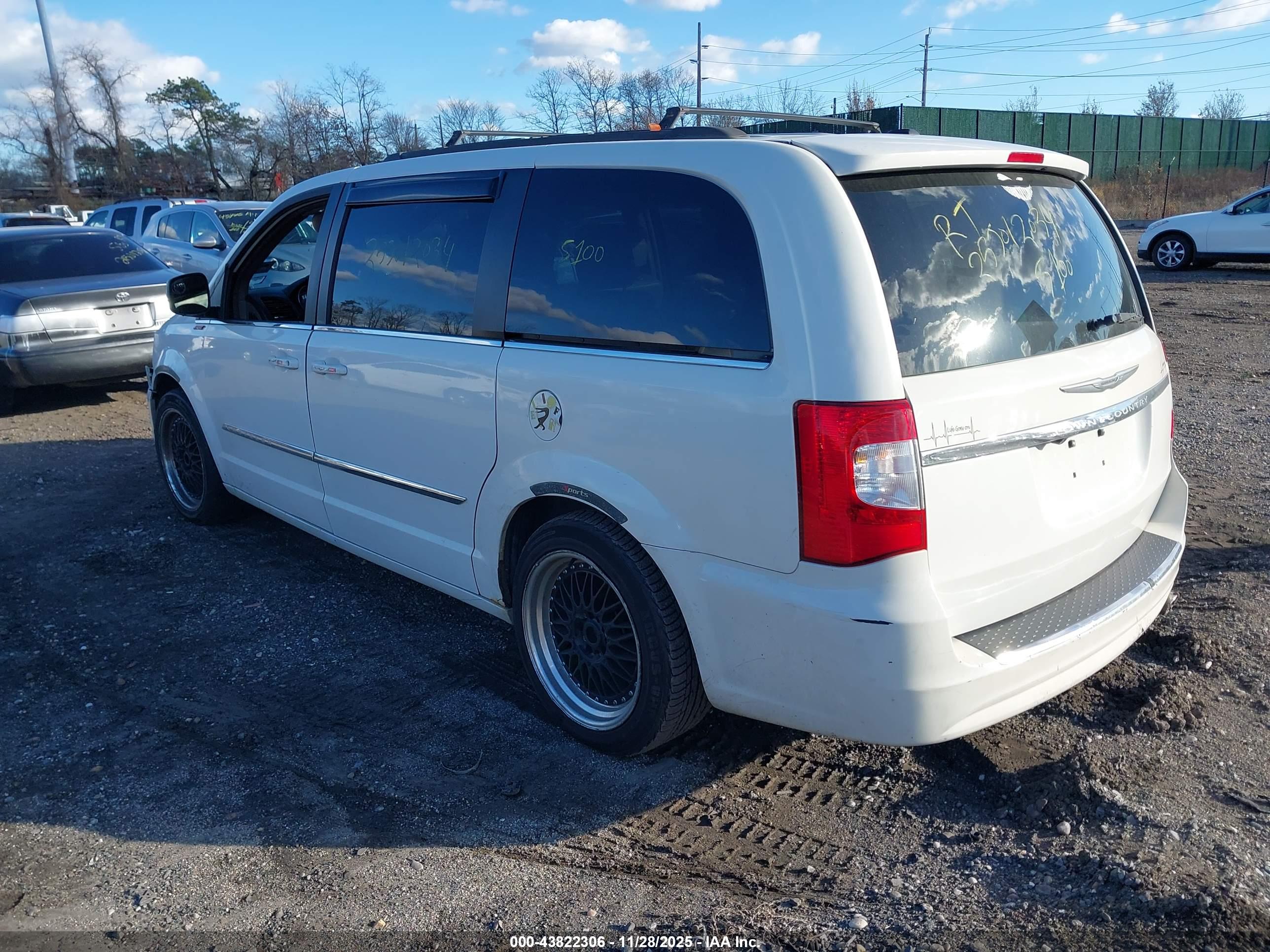 CHRYSLER TOWN image 3