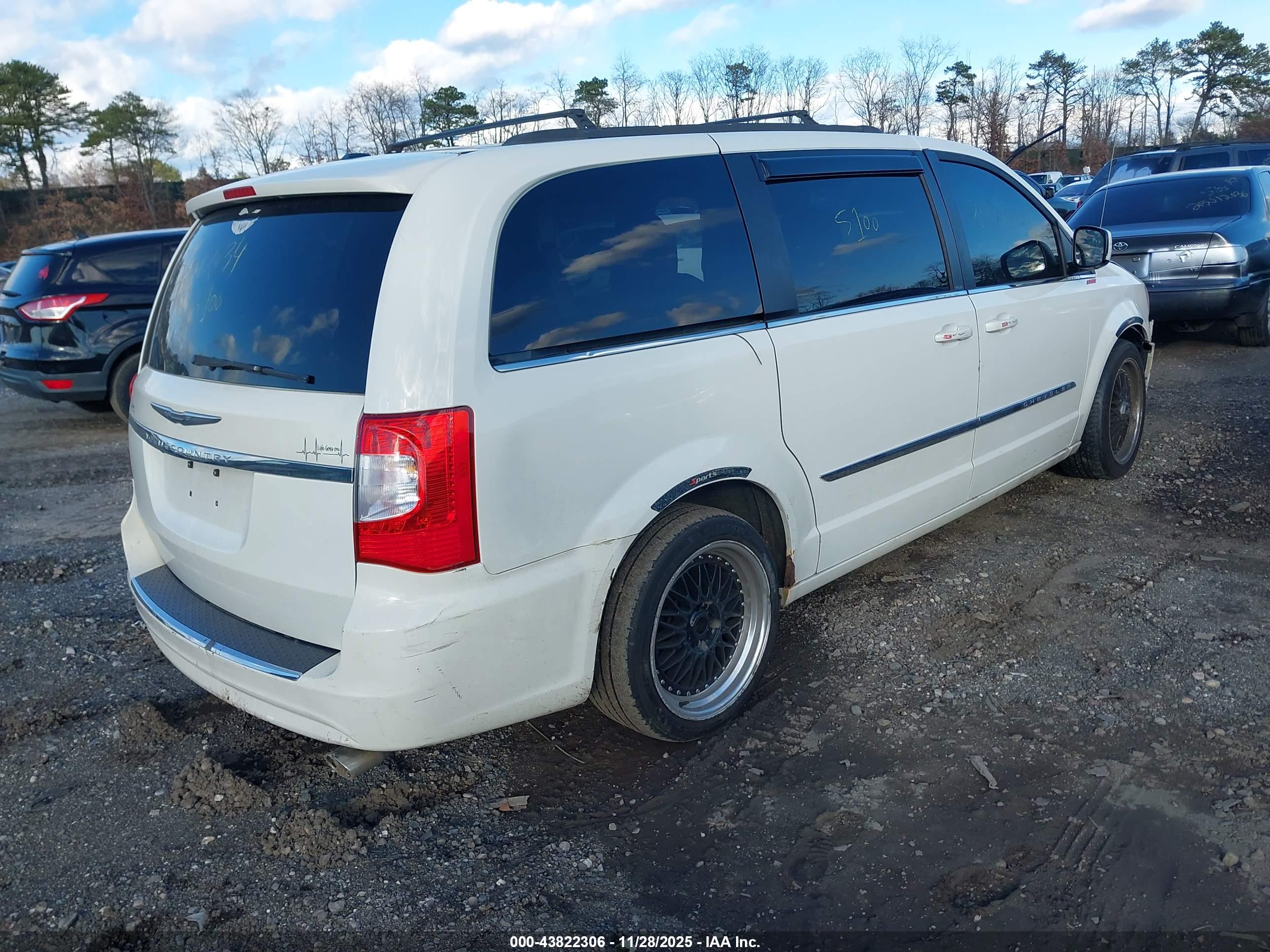 CHRYSLER TOWN image 4