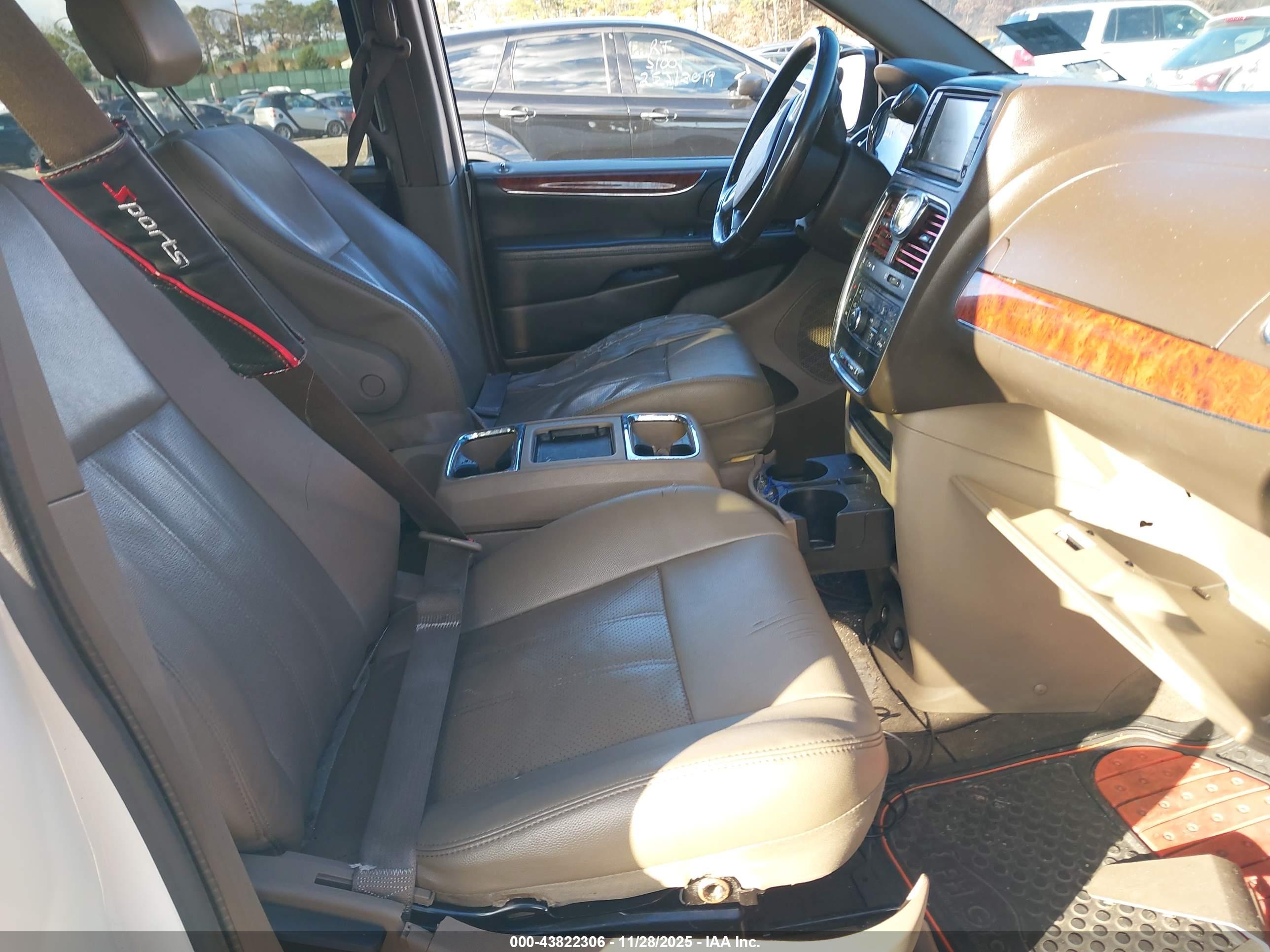 CHRYSLER TOWN image 5