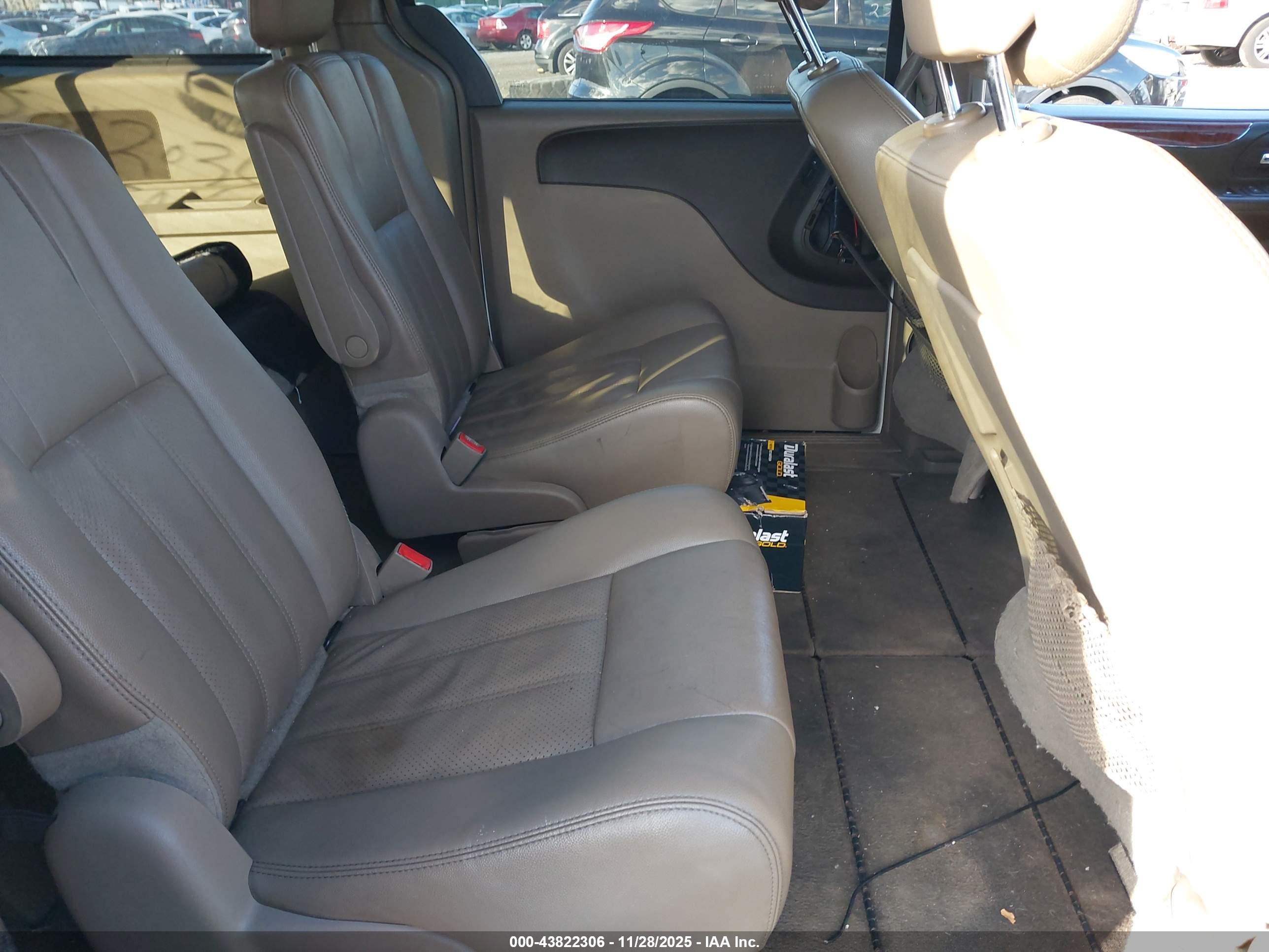 CHRYSLER TOWN image 8