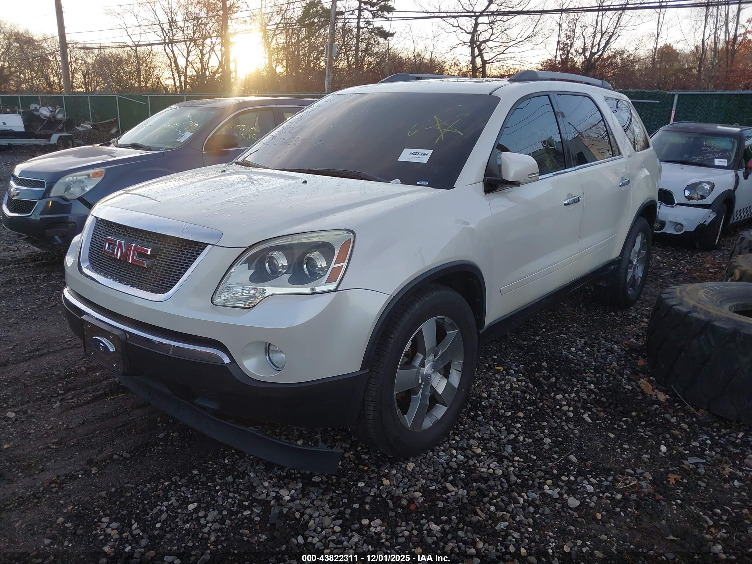 GMC ACADIA image 2