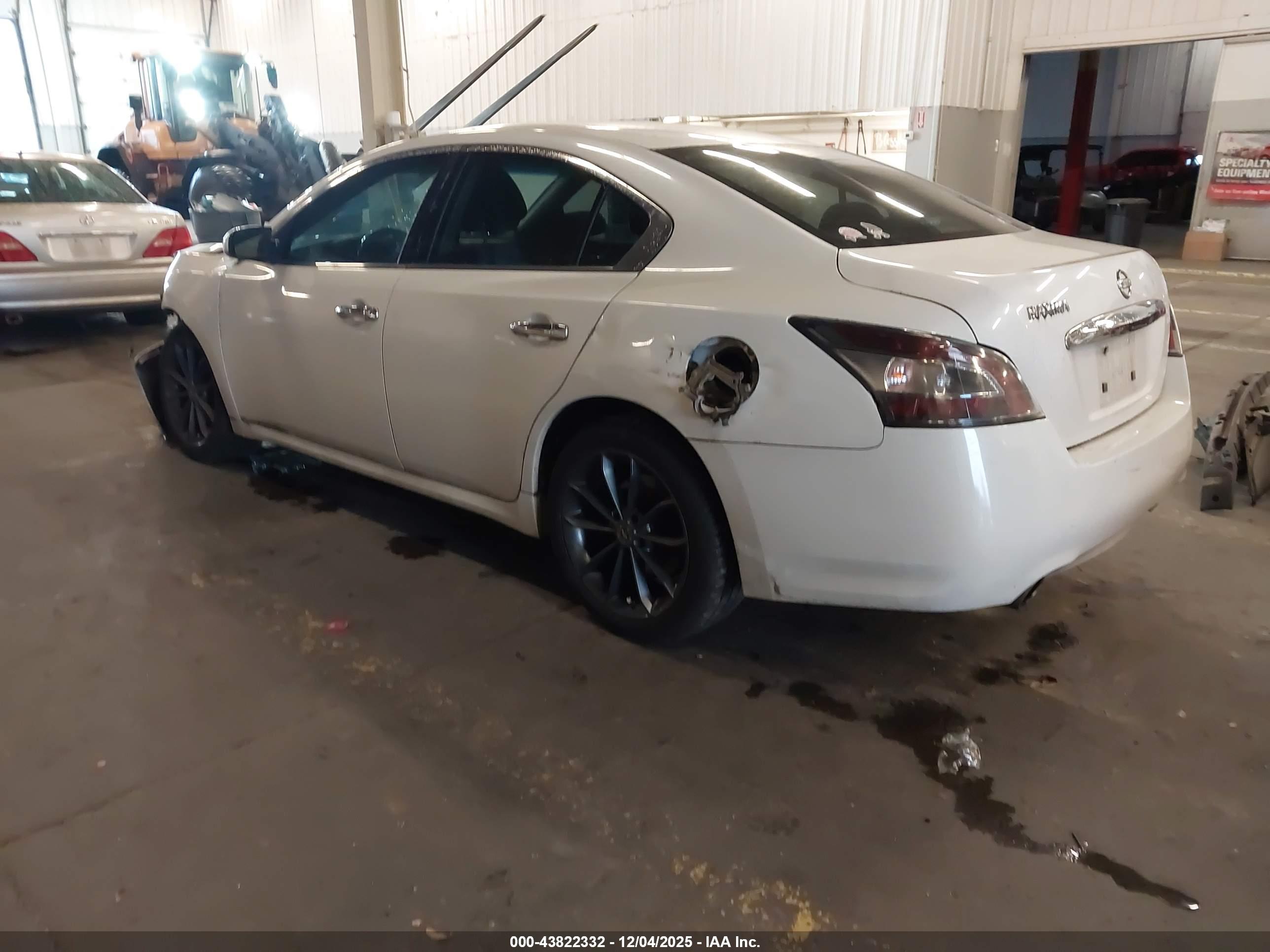 NISSAN MAXIMA image 3