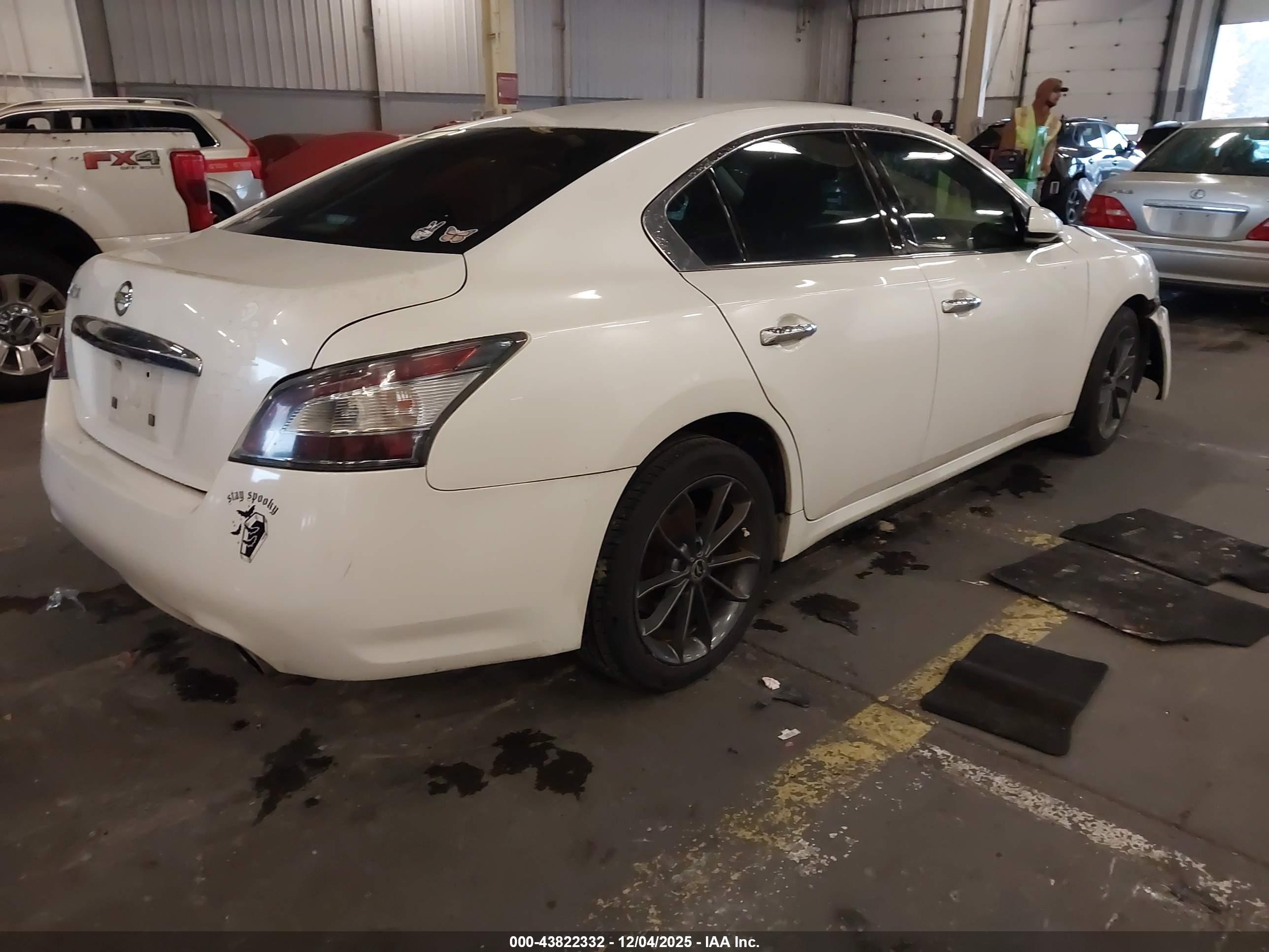 NISSAN MAXIMA image 4