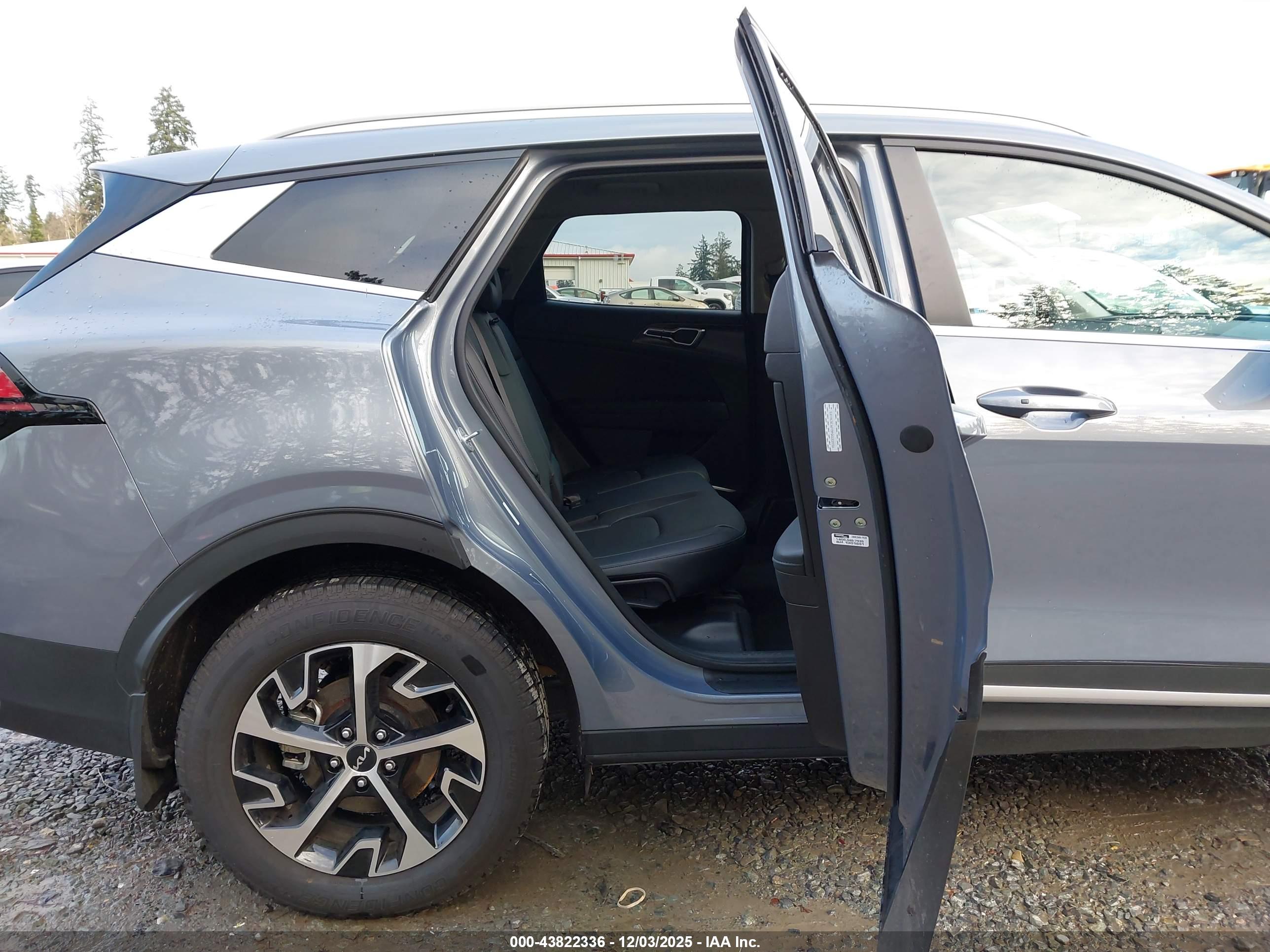 KIA SPORTAGE image 8