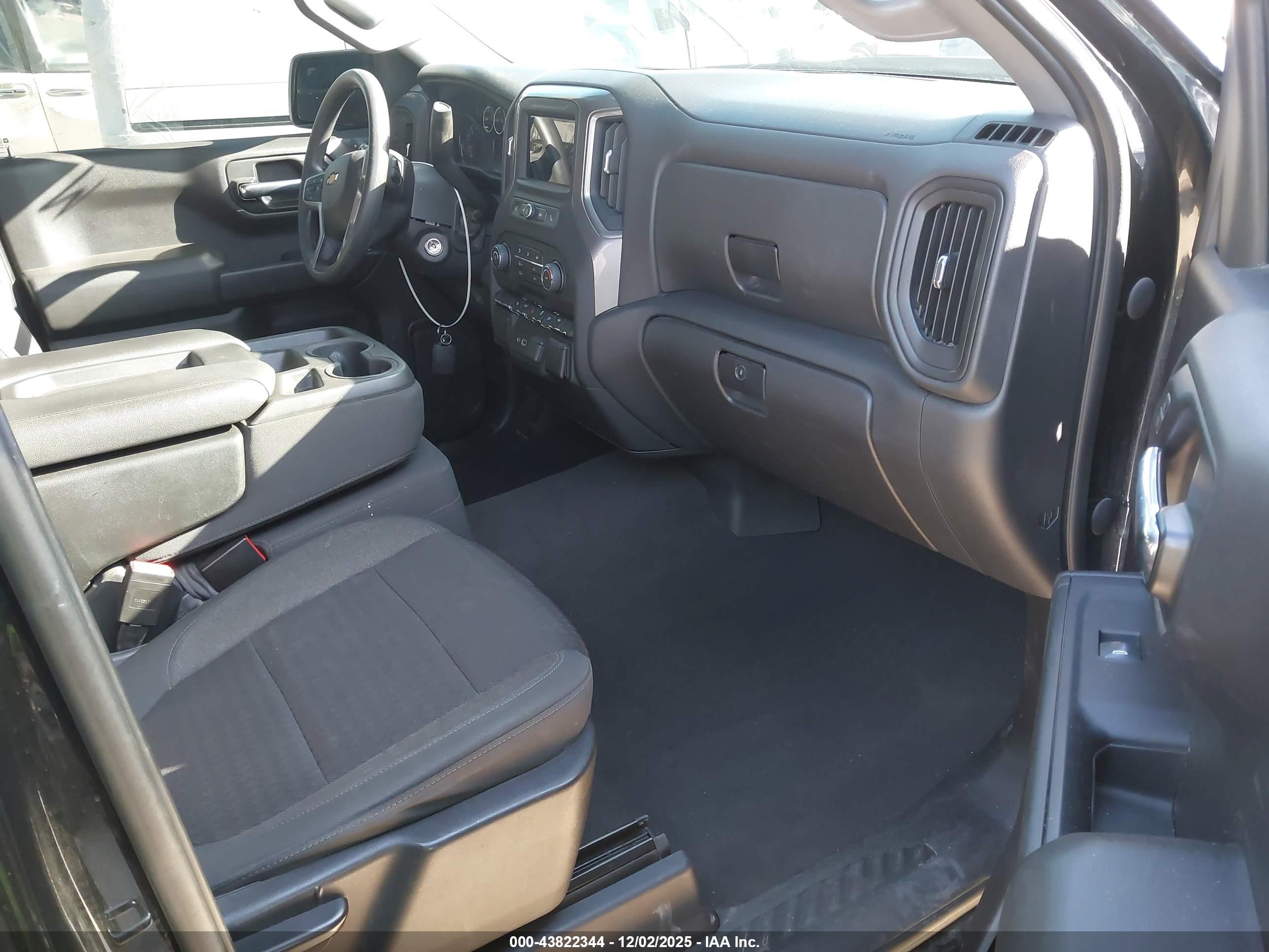 CHEVROLET SILVERADO image 5