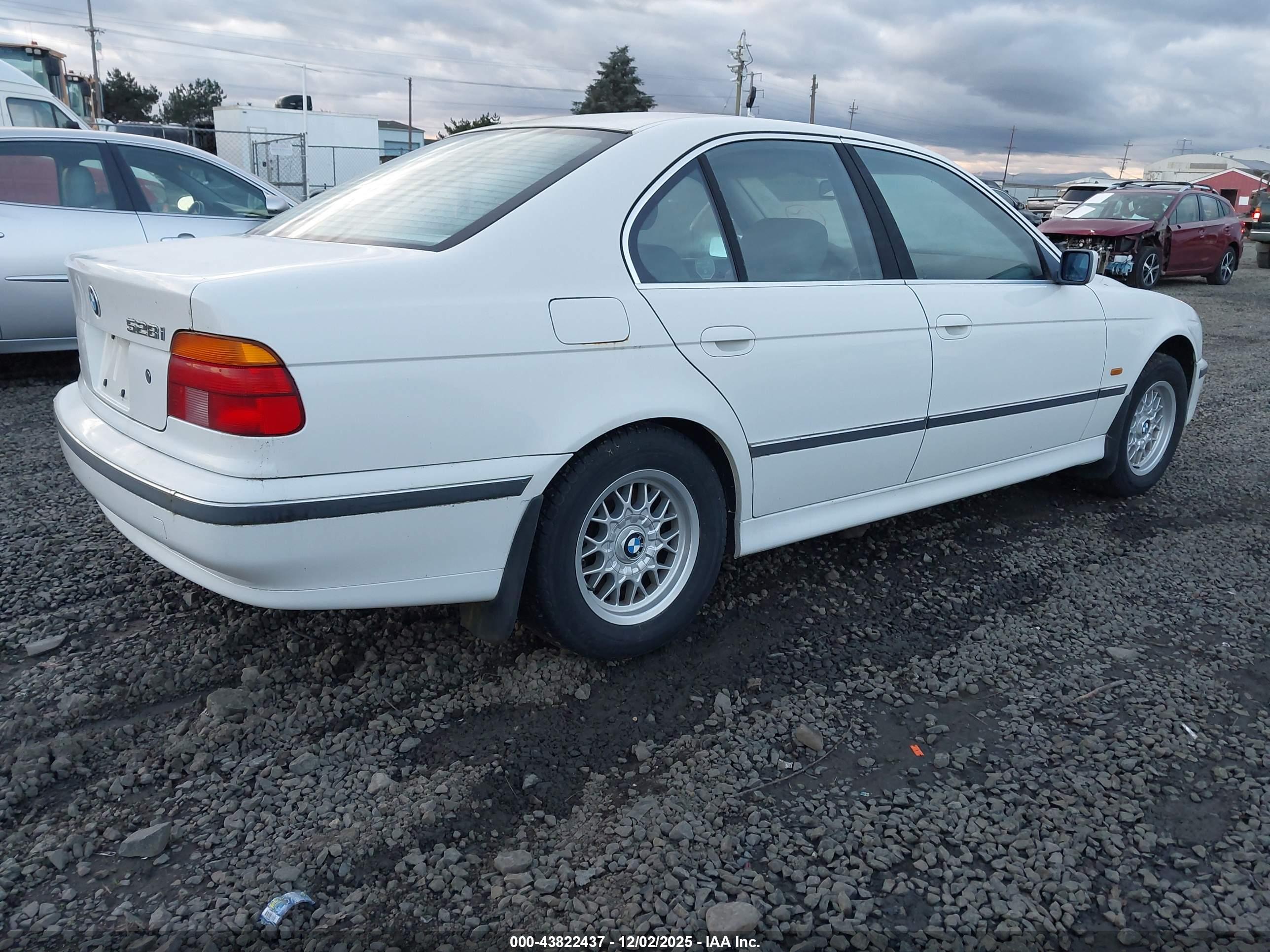 BMW 528I image 4