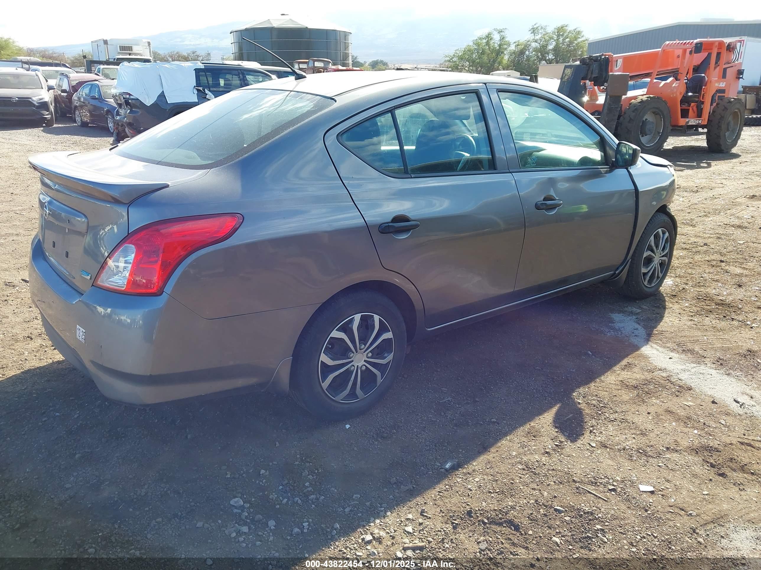 NISSAN VERSA image 4