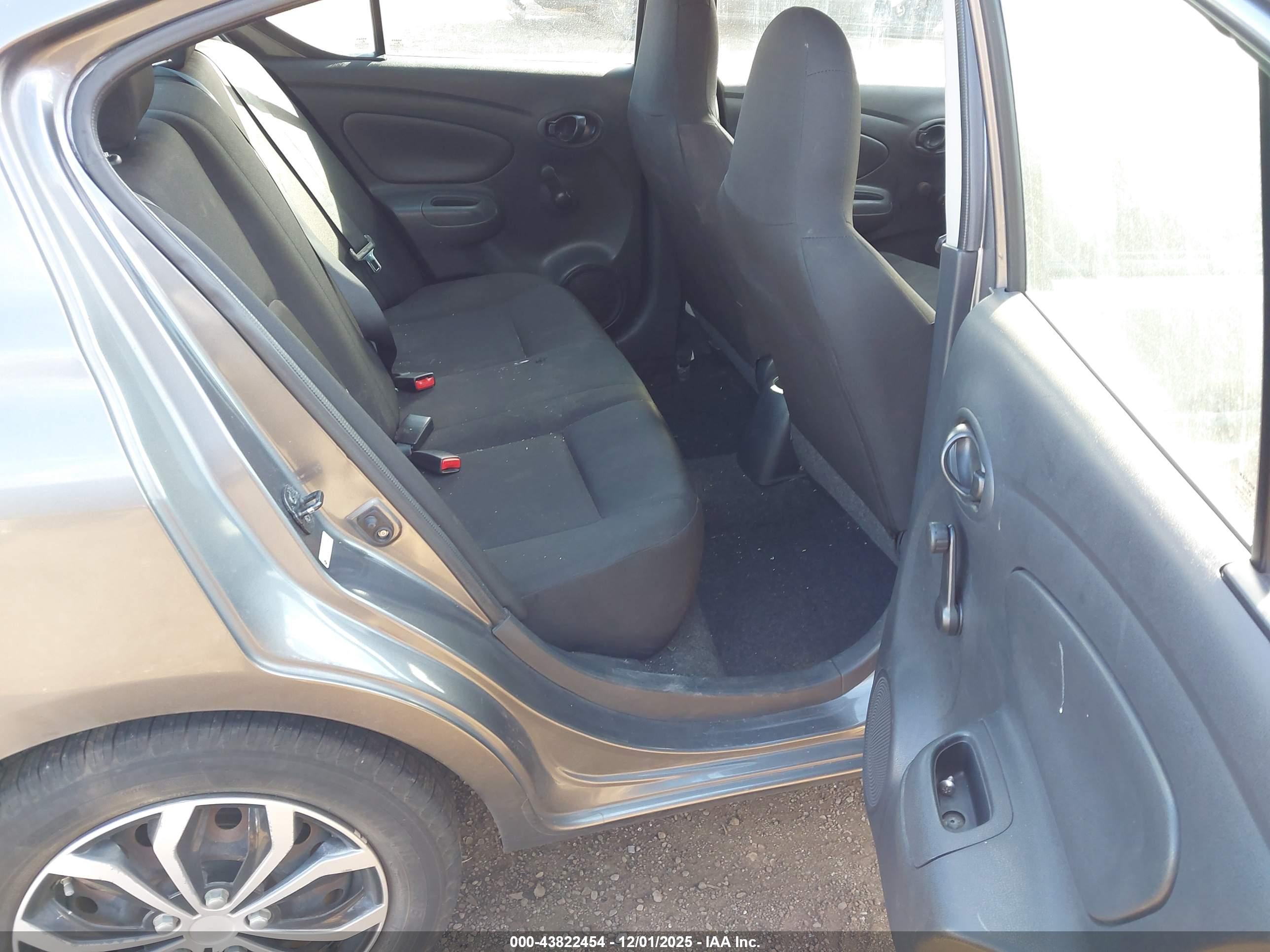 NISSAN VERSA image 8