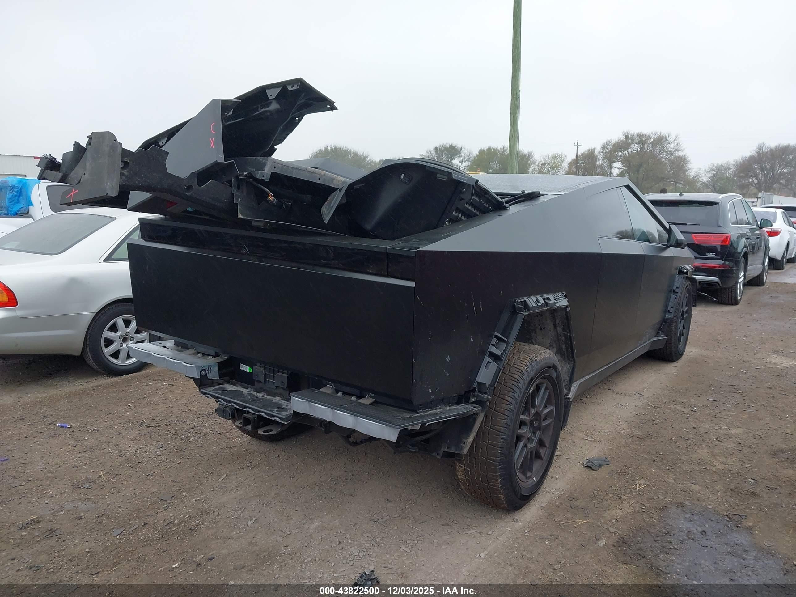 TESLA CYBERTRUCK image 4