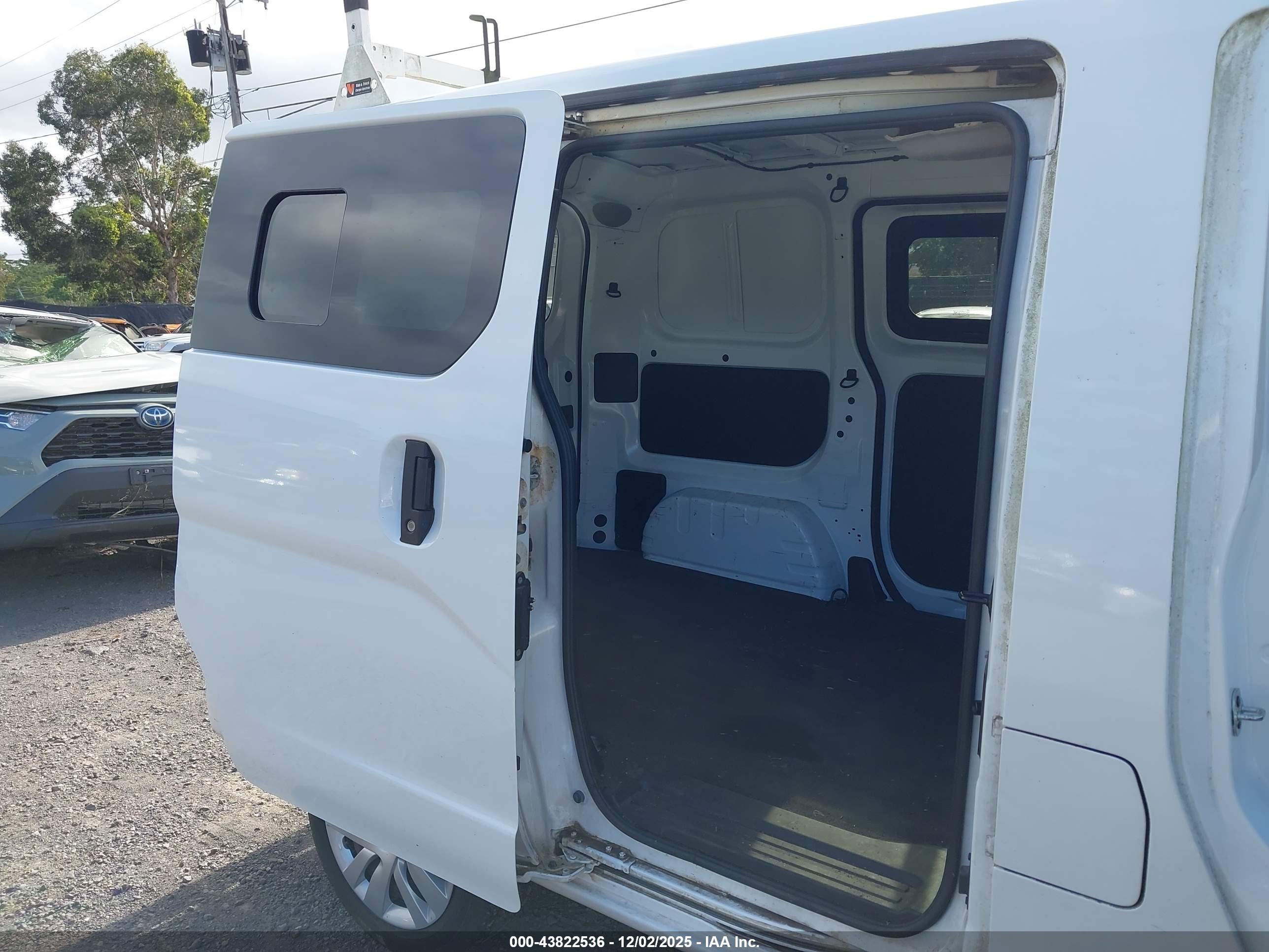 NISSAN NV200 image 8