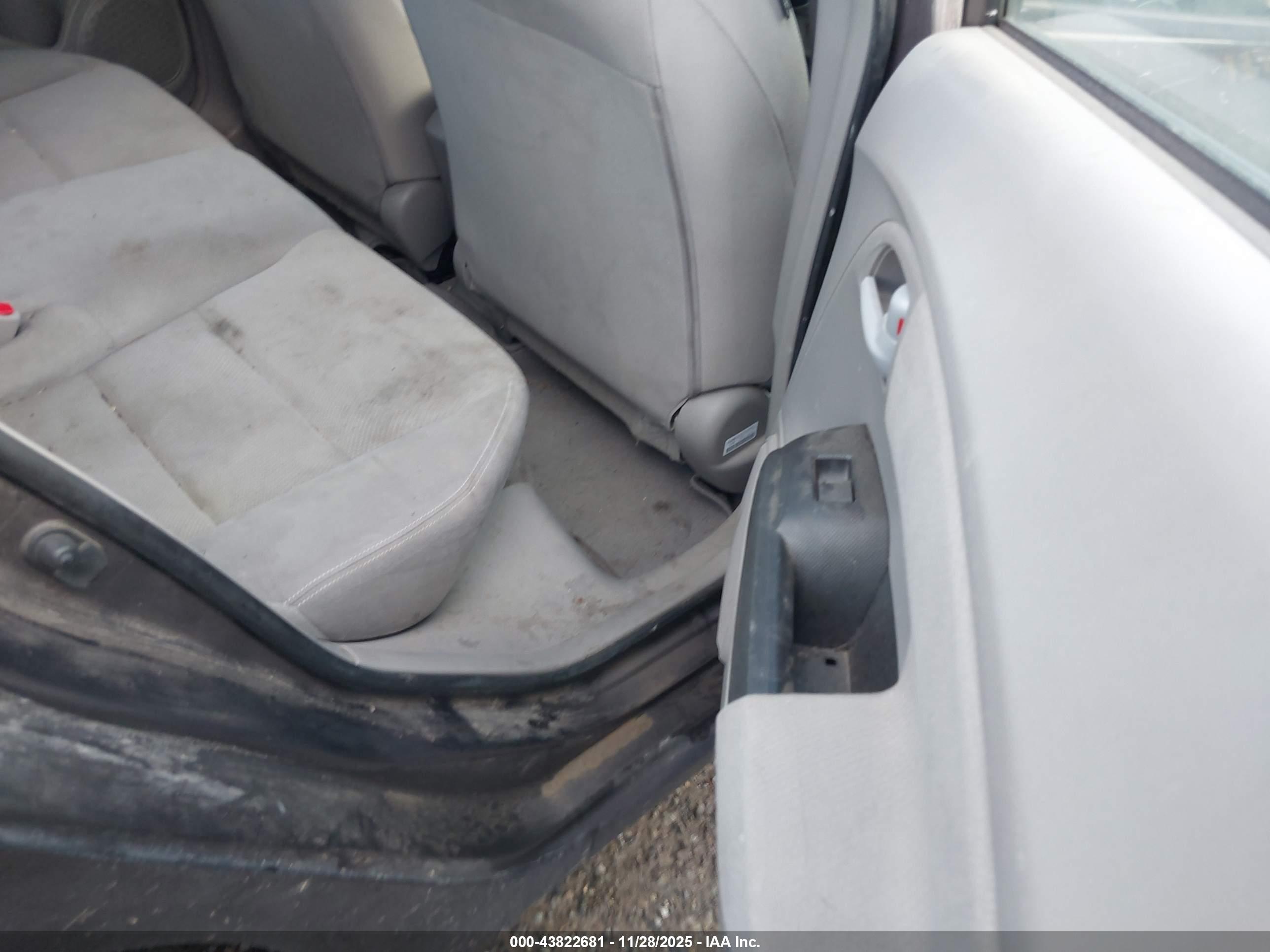 HONDA INSIGHT image 8