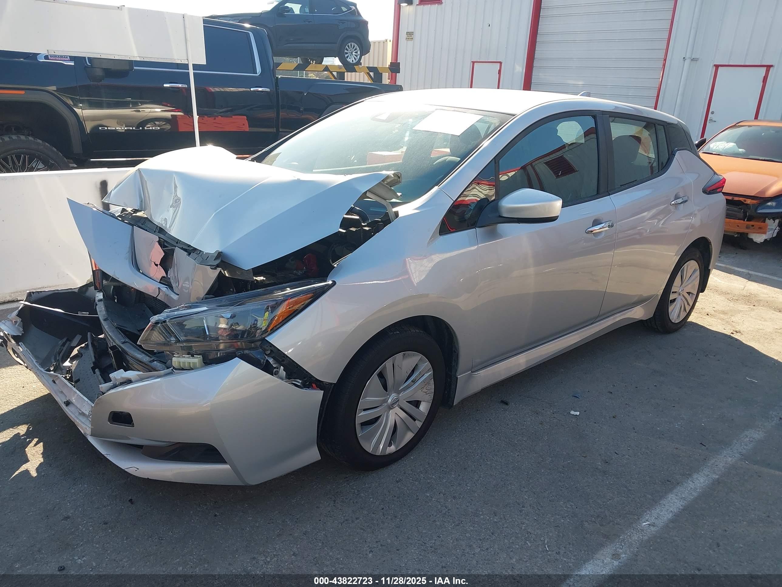 NISSAN LEAF image 2
