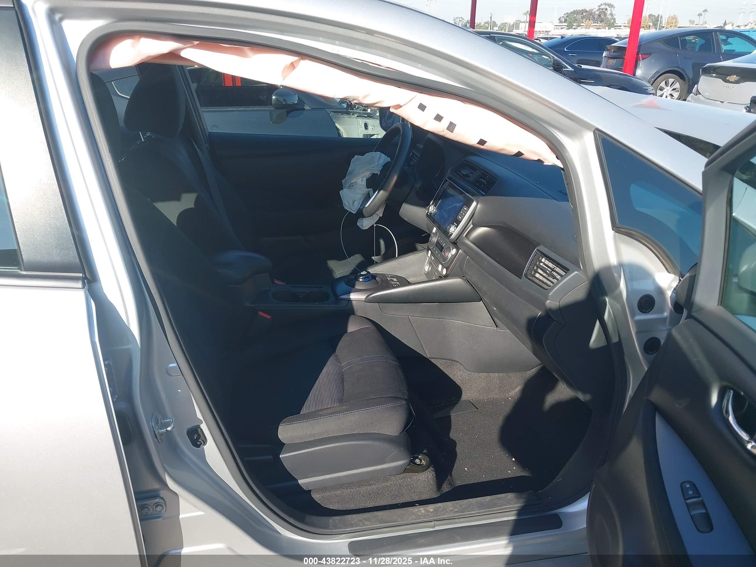 NISSAN LEAF image 5