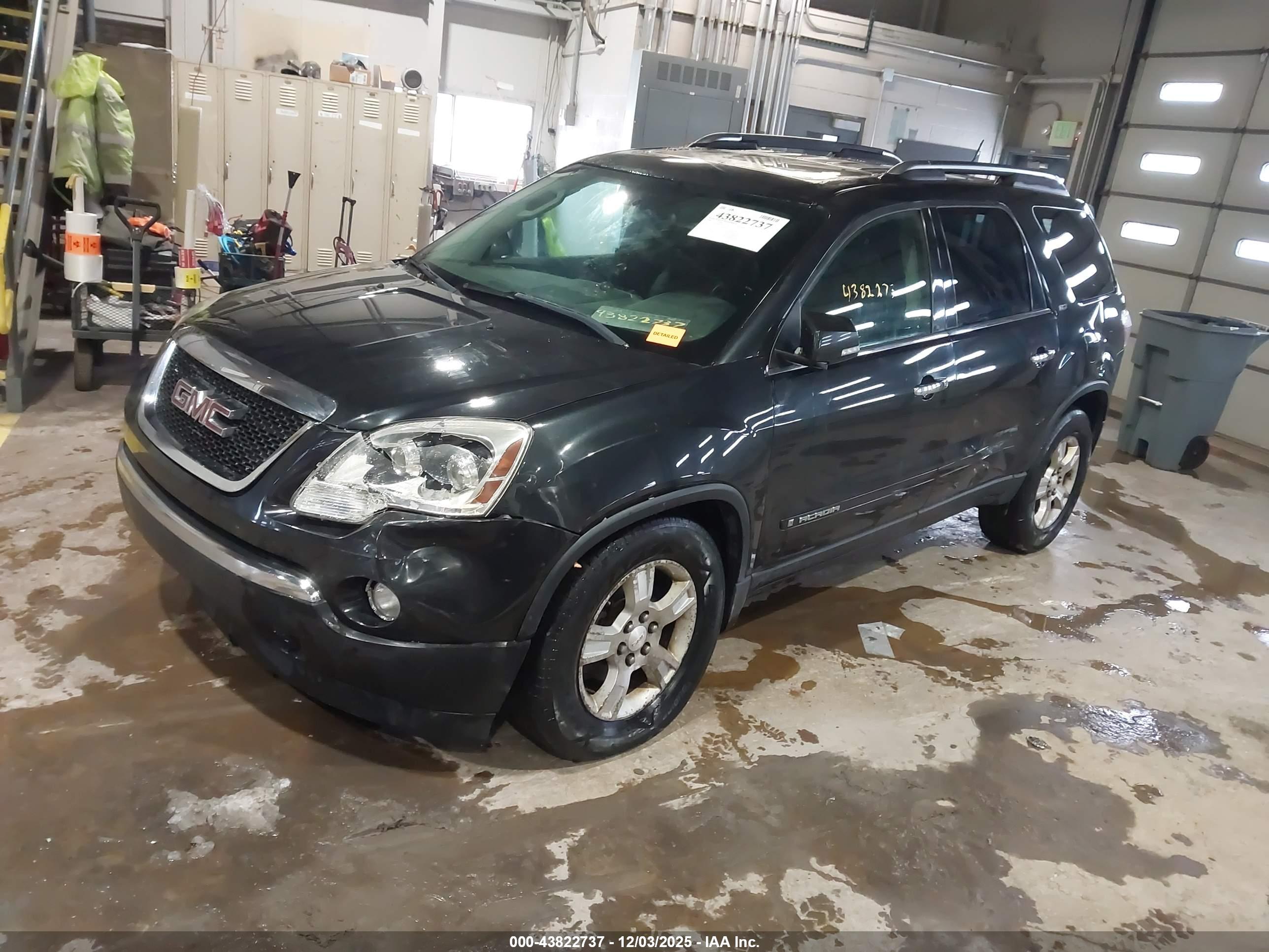GMC ACADIA image 2