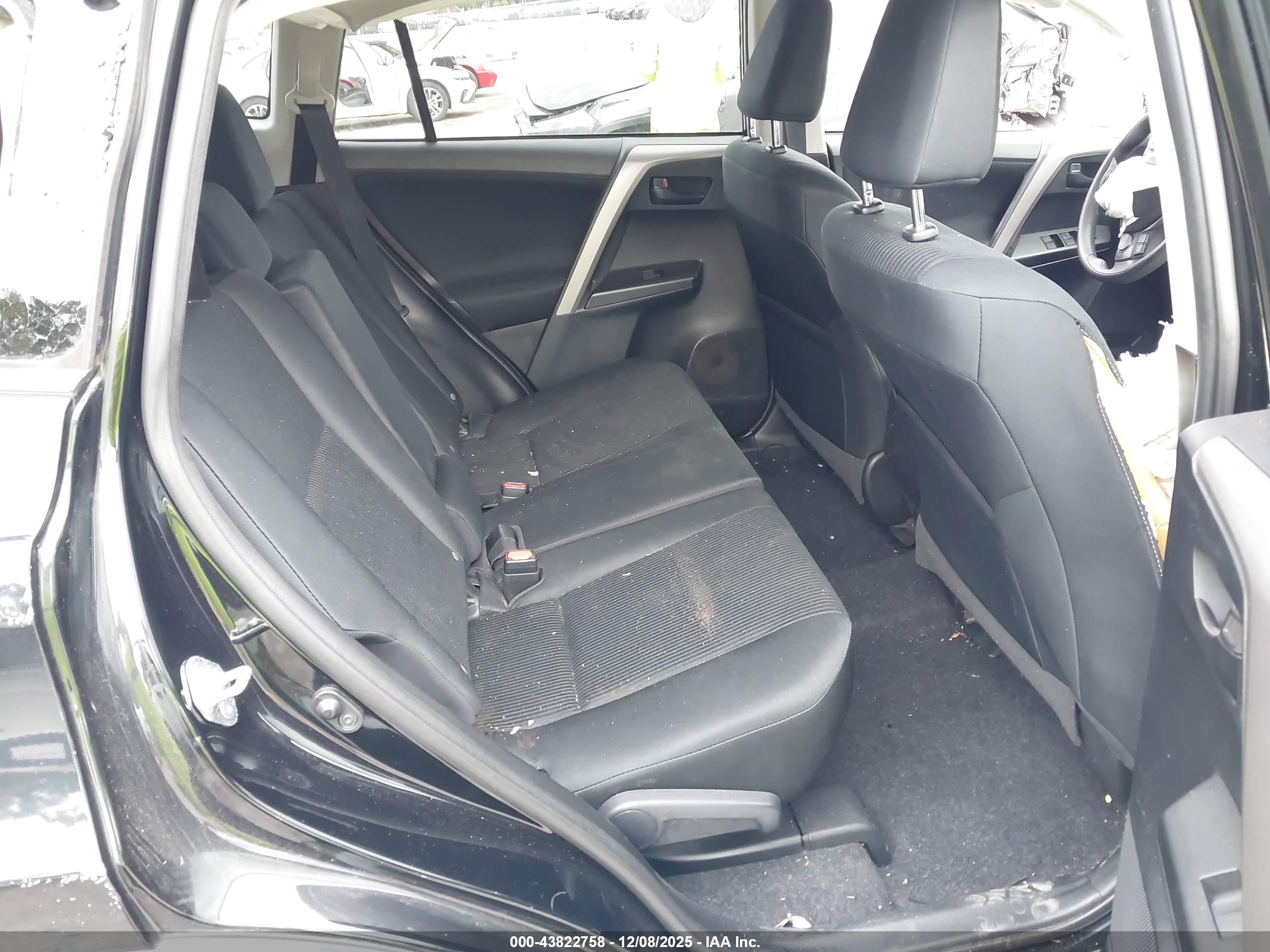 TOYOTA RAV4 image 8