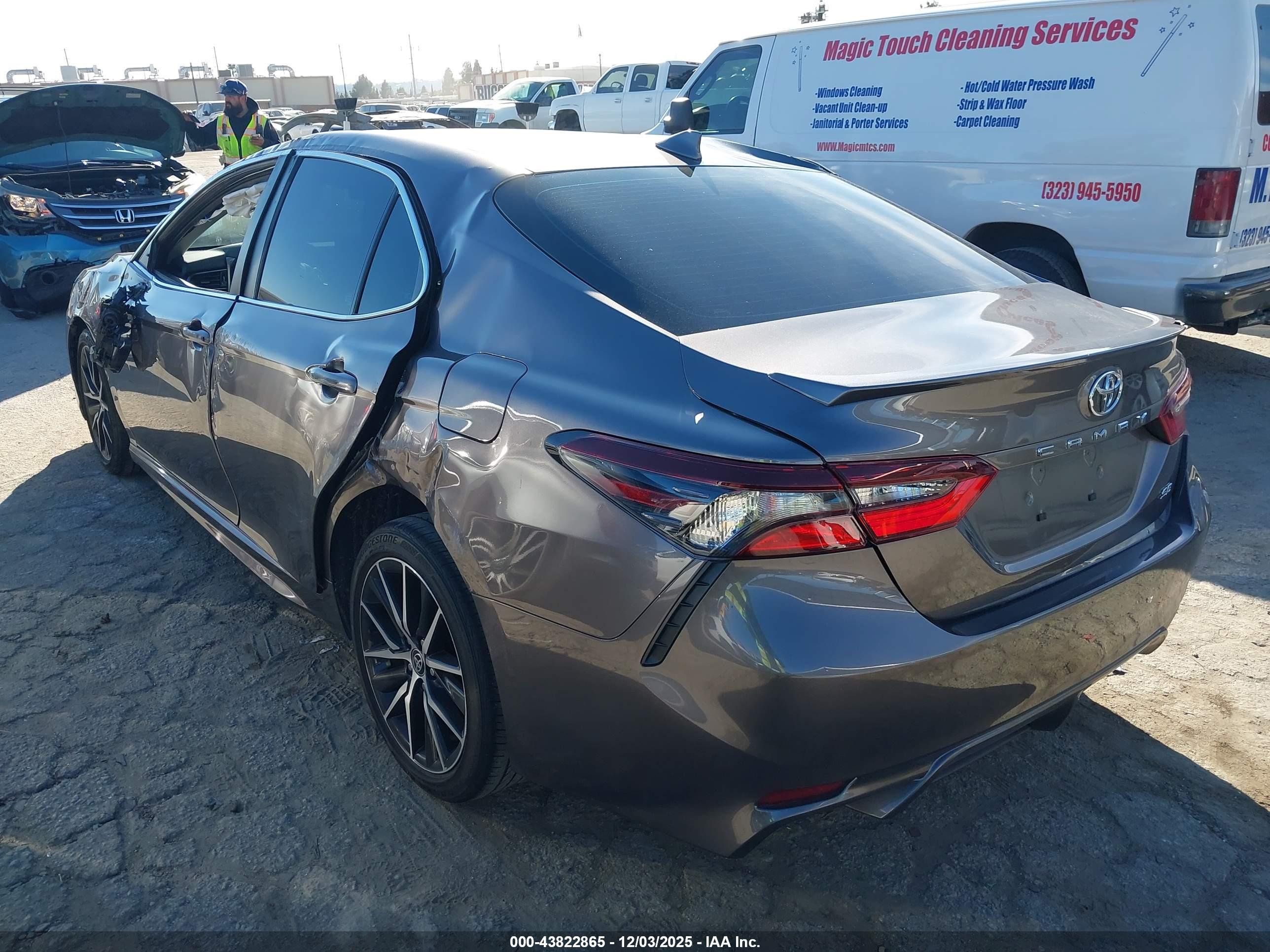 TOYOTA CAMRY image 3