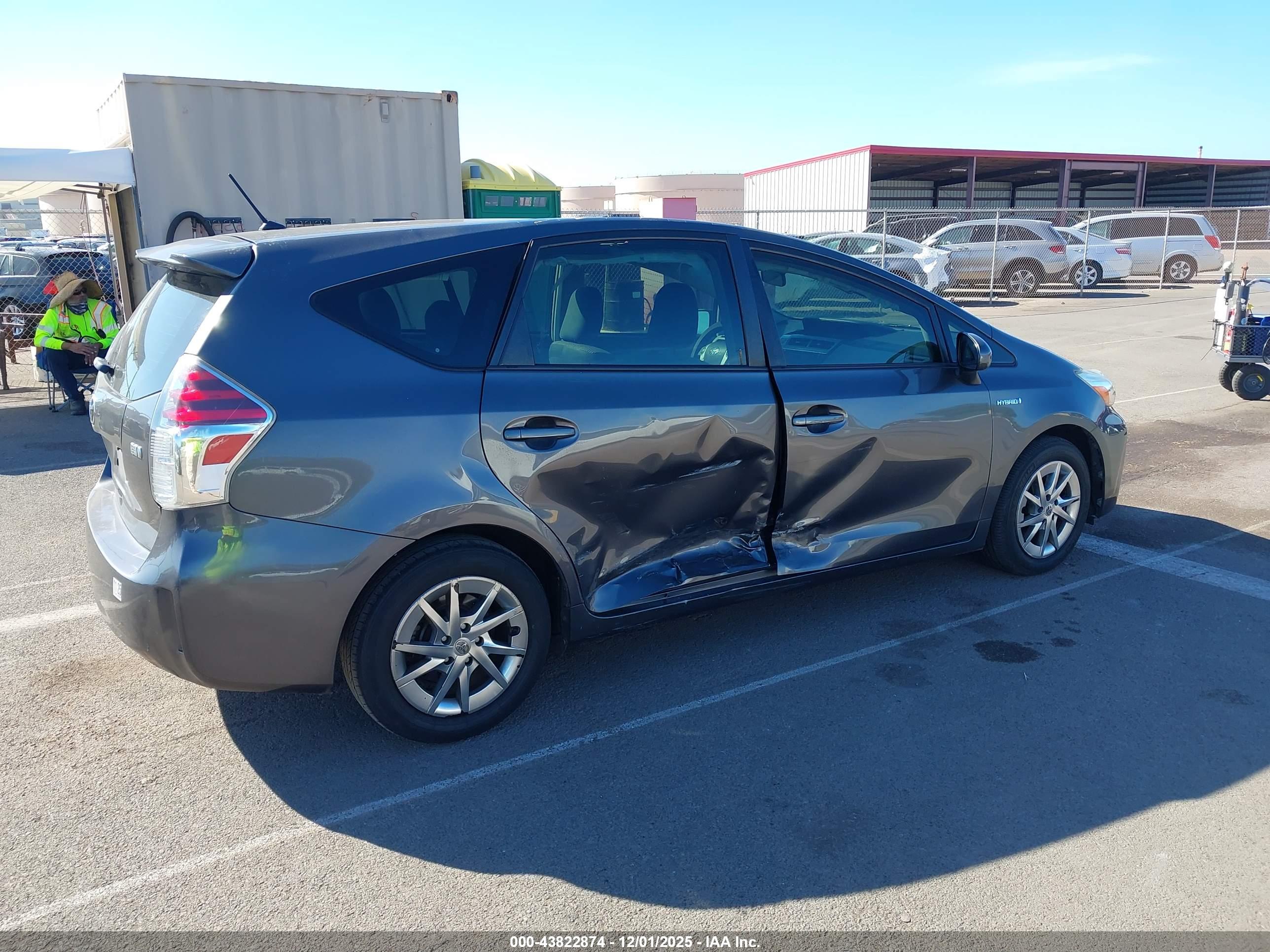 TOYOTA PRIUS image 4