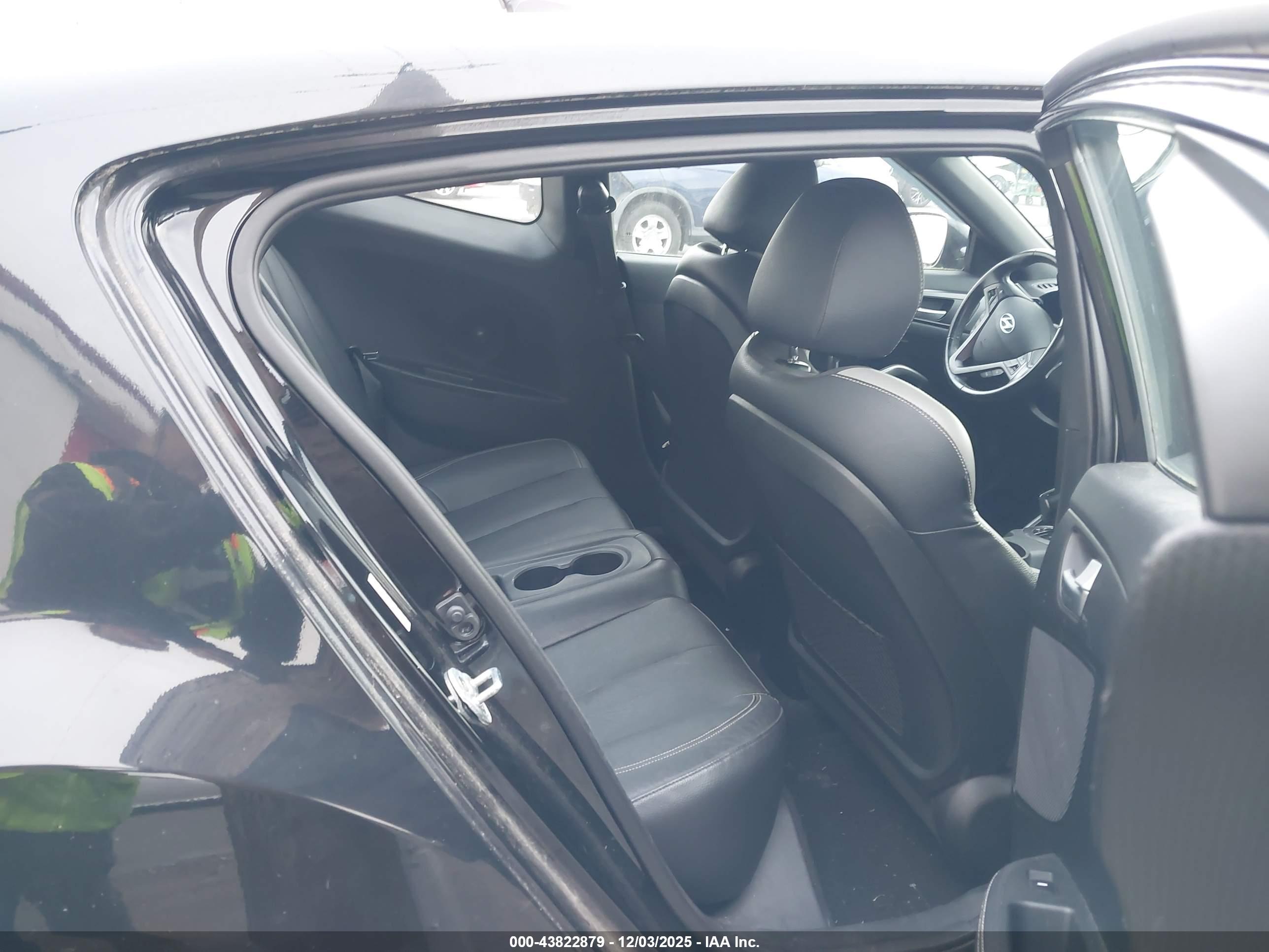 HYUNDAI VELOSTER image 8