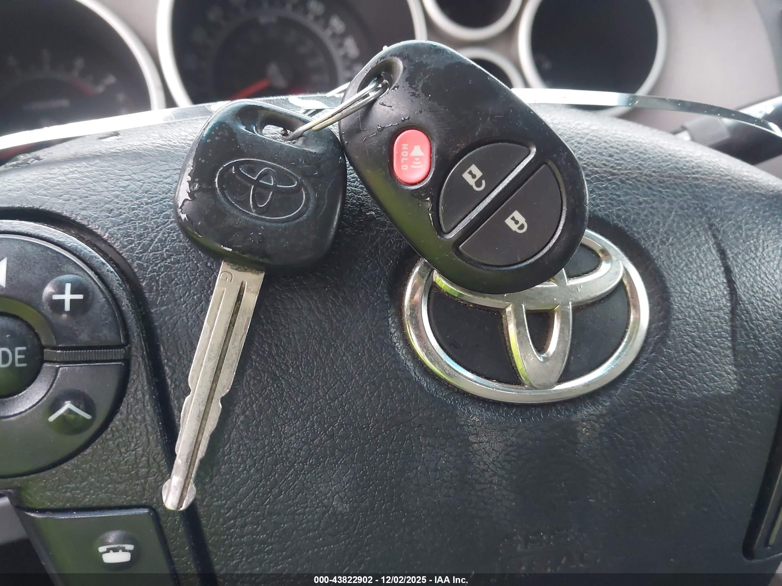 TOYOTA TUNDRA image 11