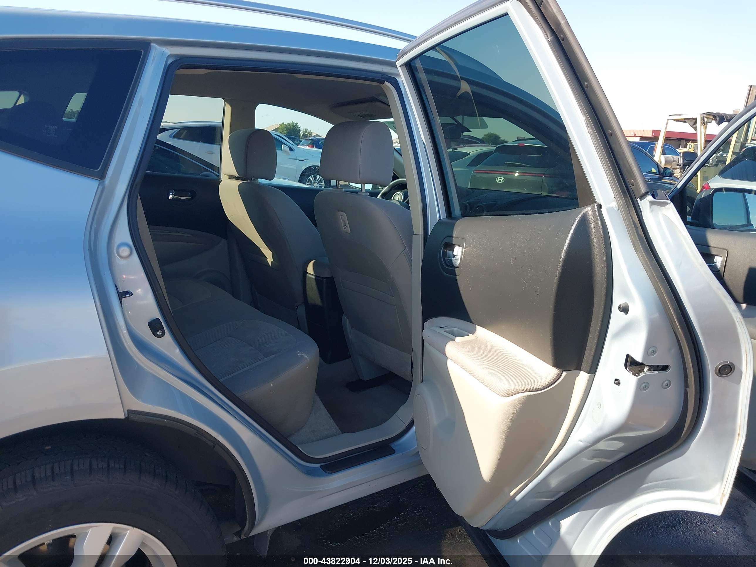 NISSAN ROGUE image 8