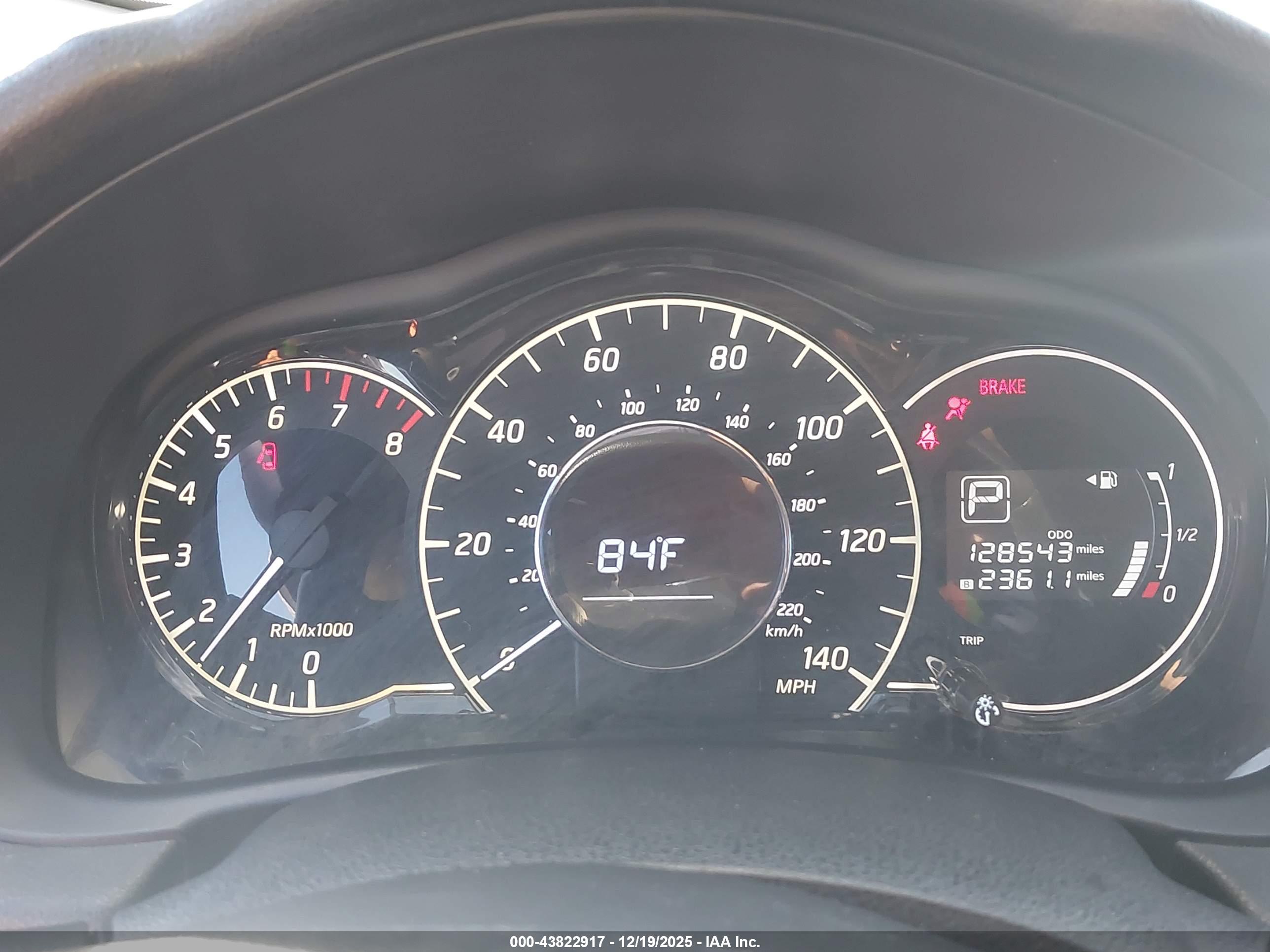 NISSAN VERSA image 7