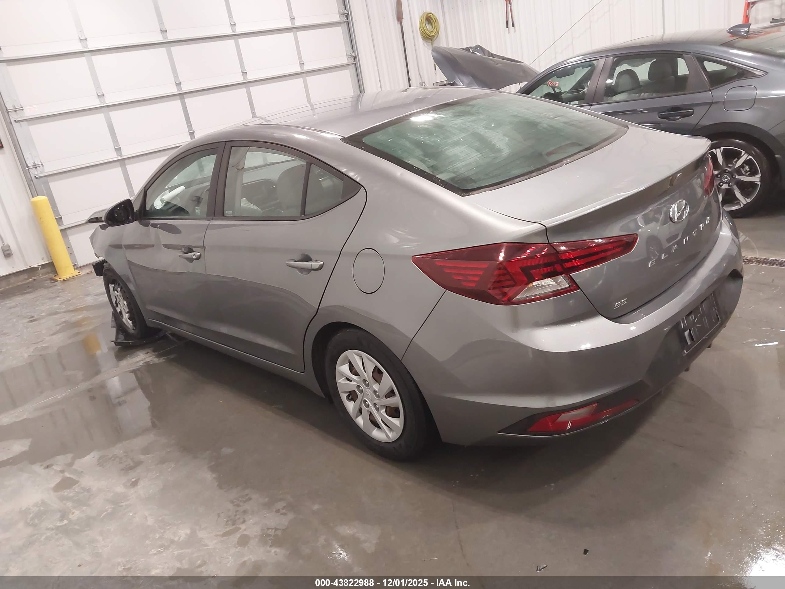 HYUNDAI ELANTRA image 3