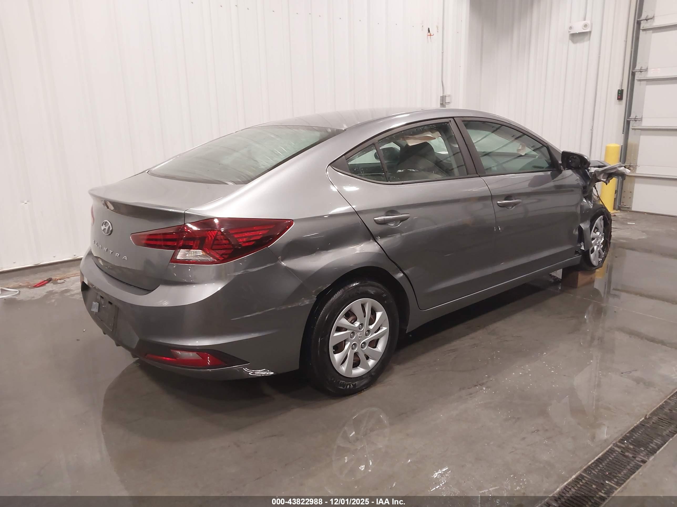 HYUNDAI ELANTRA image 4