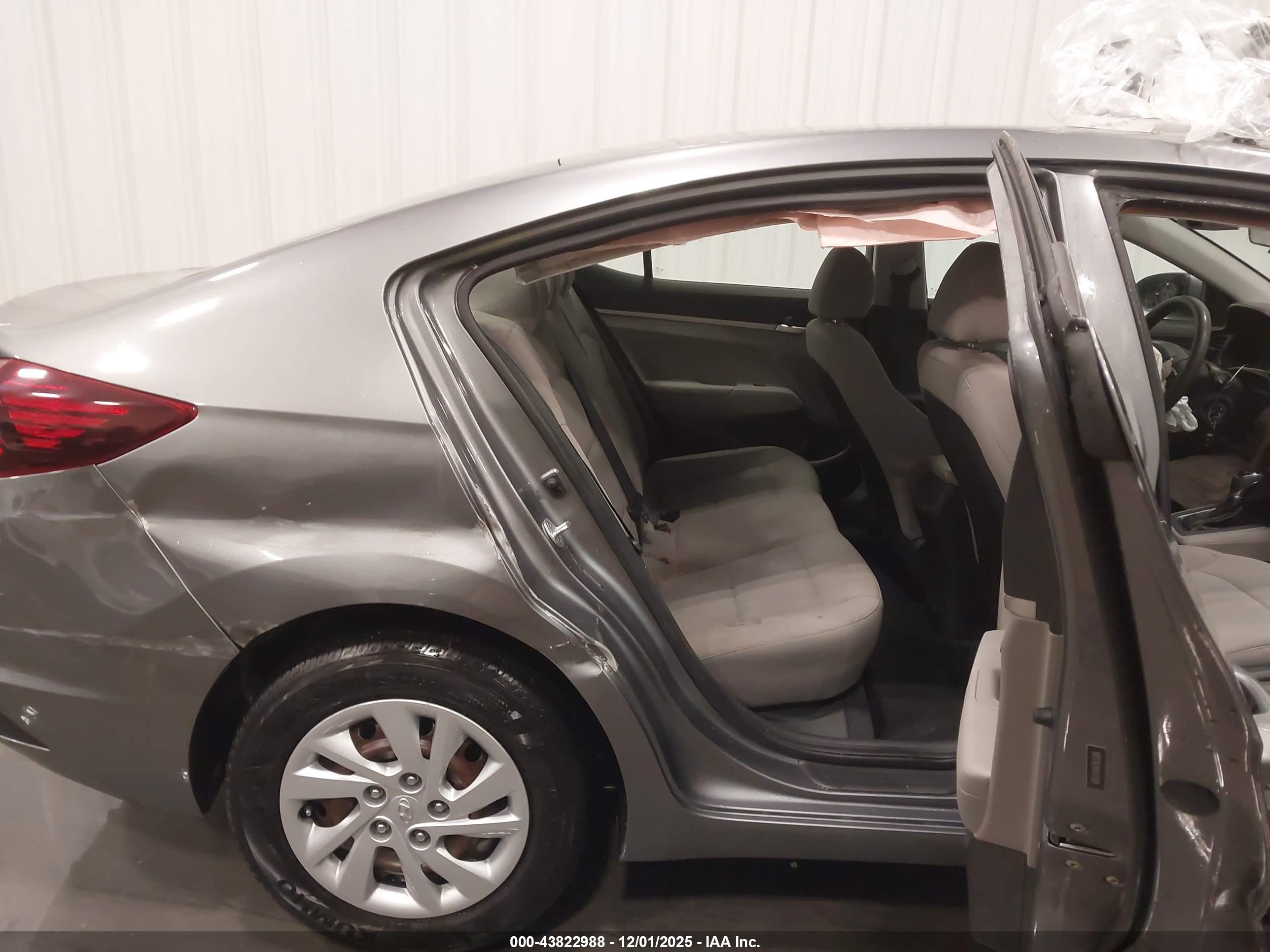 HYUNDAI ELANTRA image 8