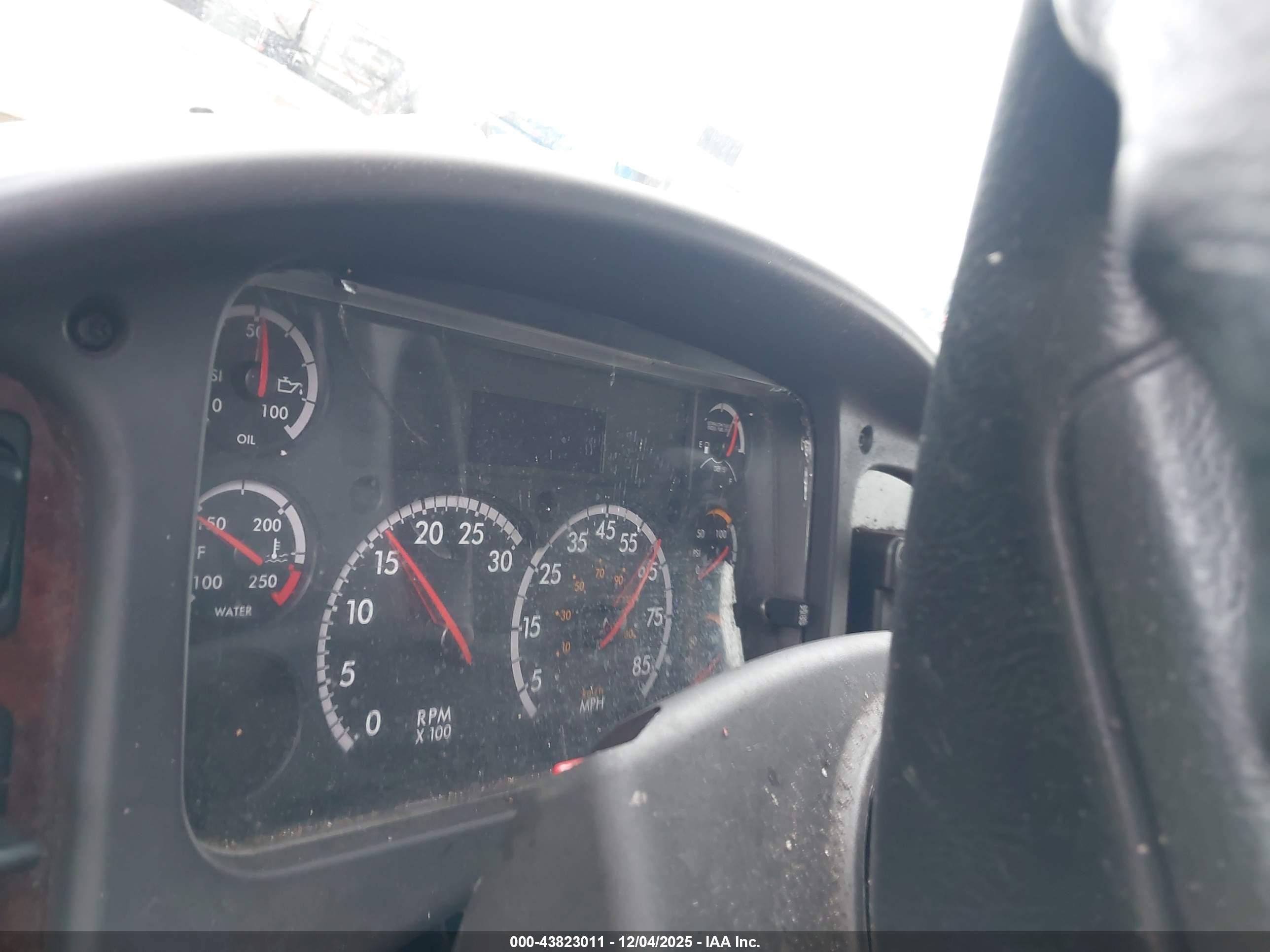 FREIGHTLINER M2 image 6