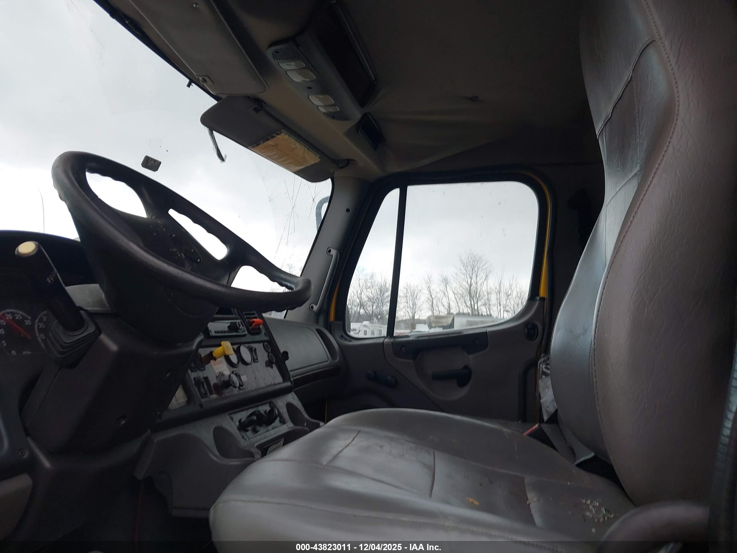 FREIGHTLINER M2 image 8