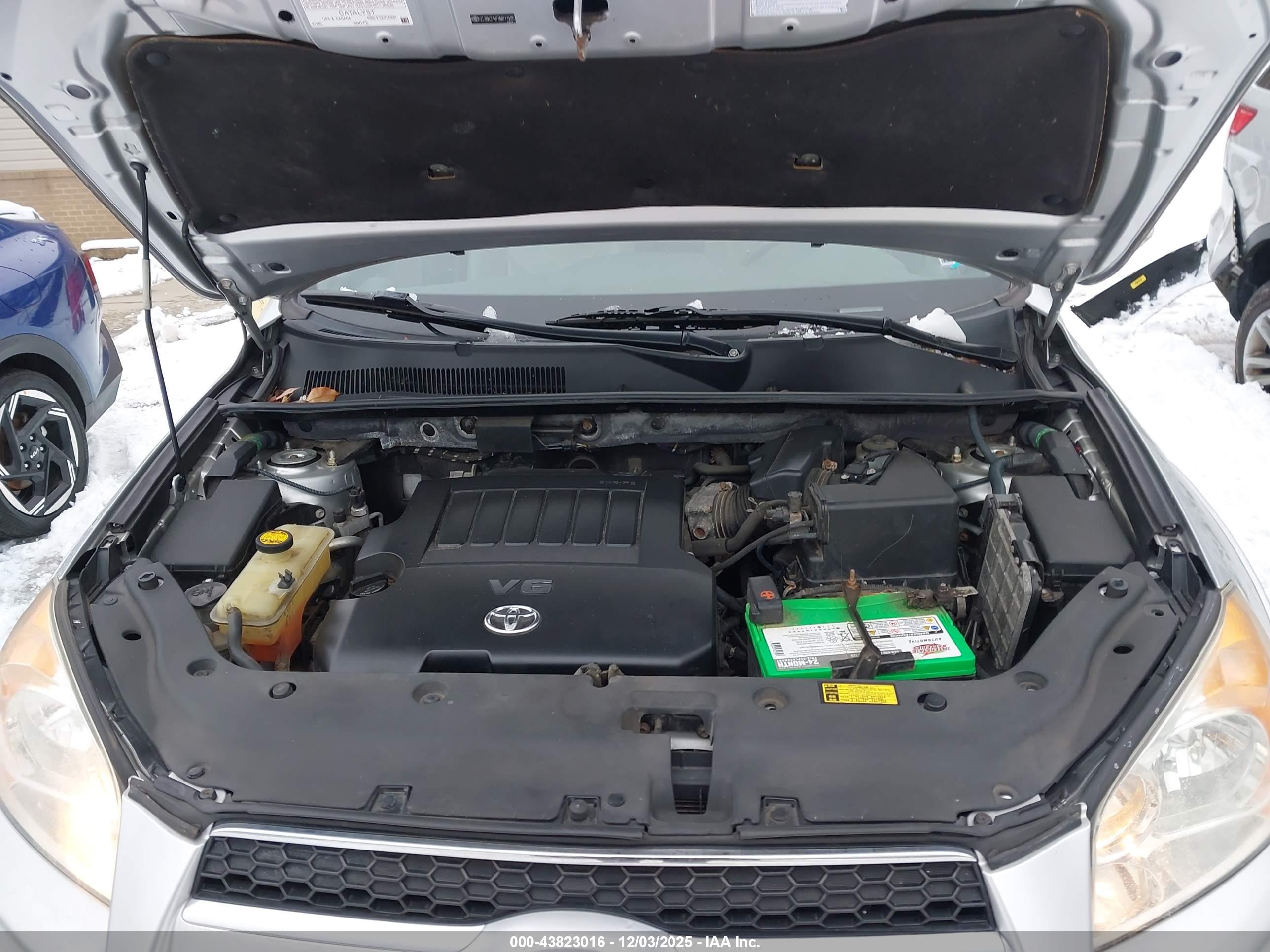 TOYOTA RAV4 image 10