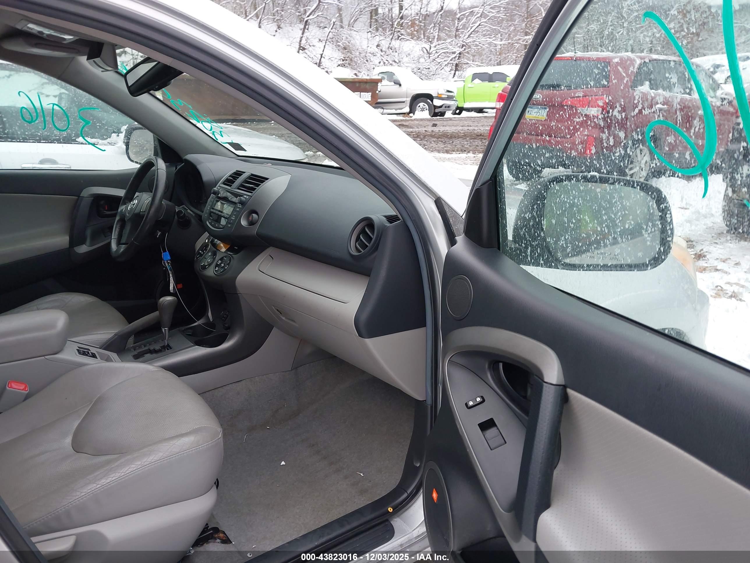 TOYOTA RAV4 image 5