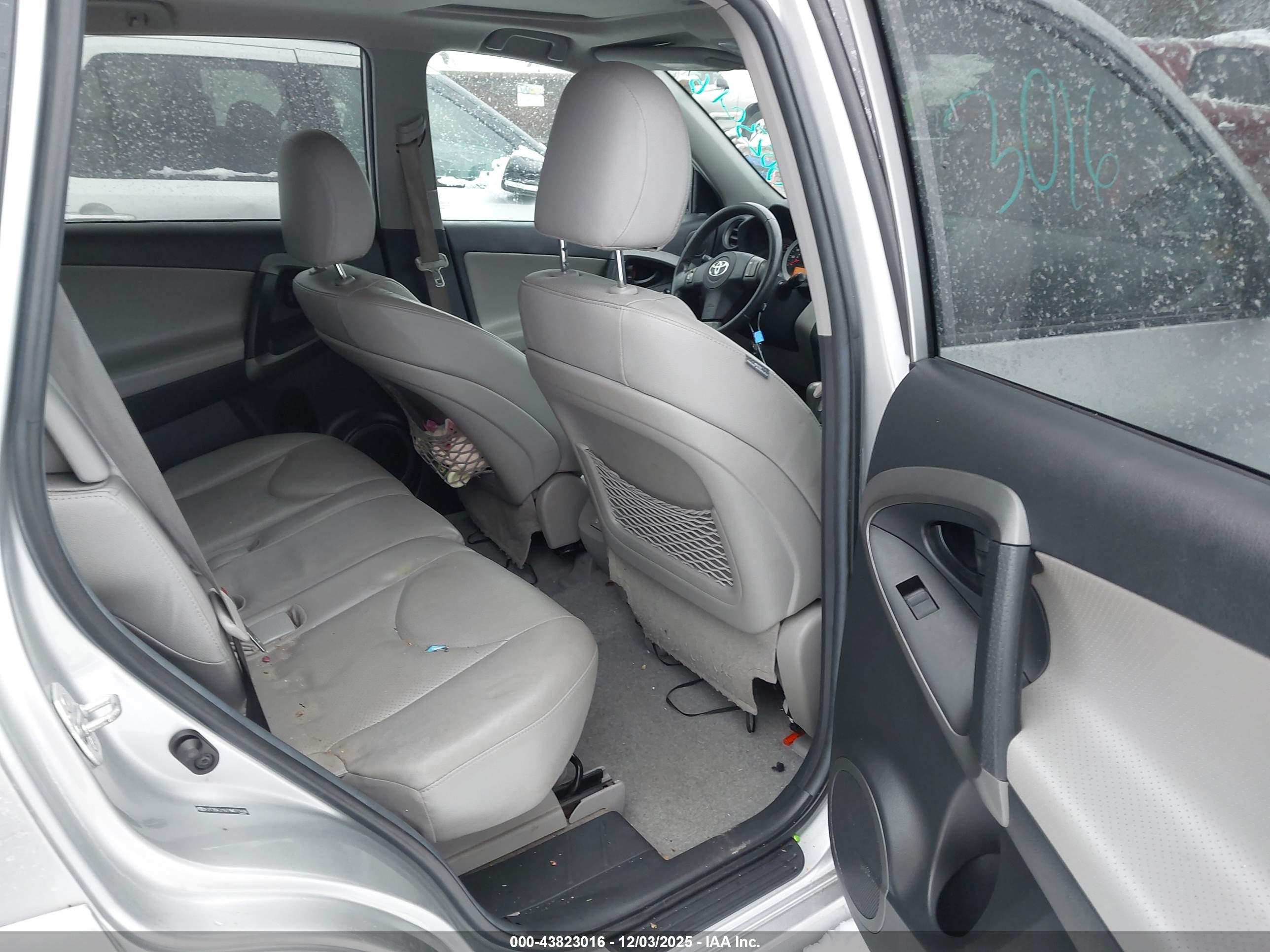 TOYOTA RAV4 image 8