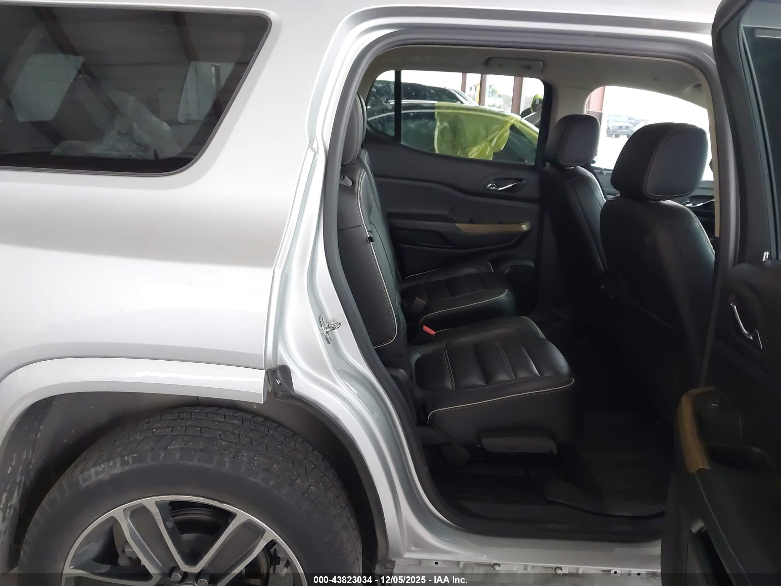 GMC ACADIA image 8