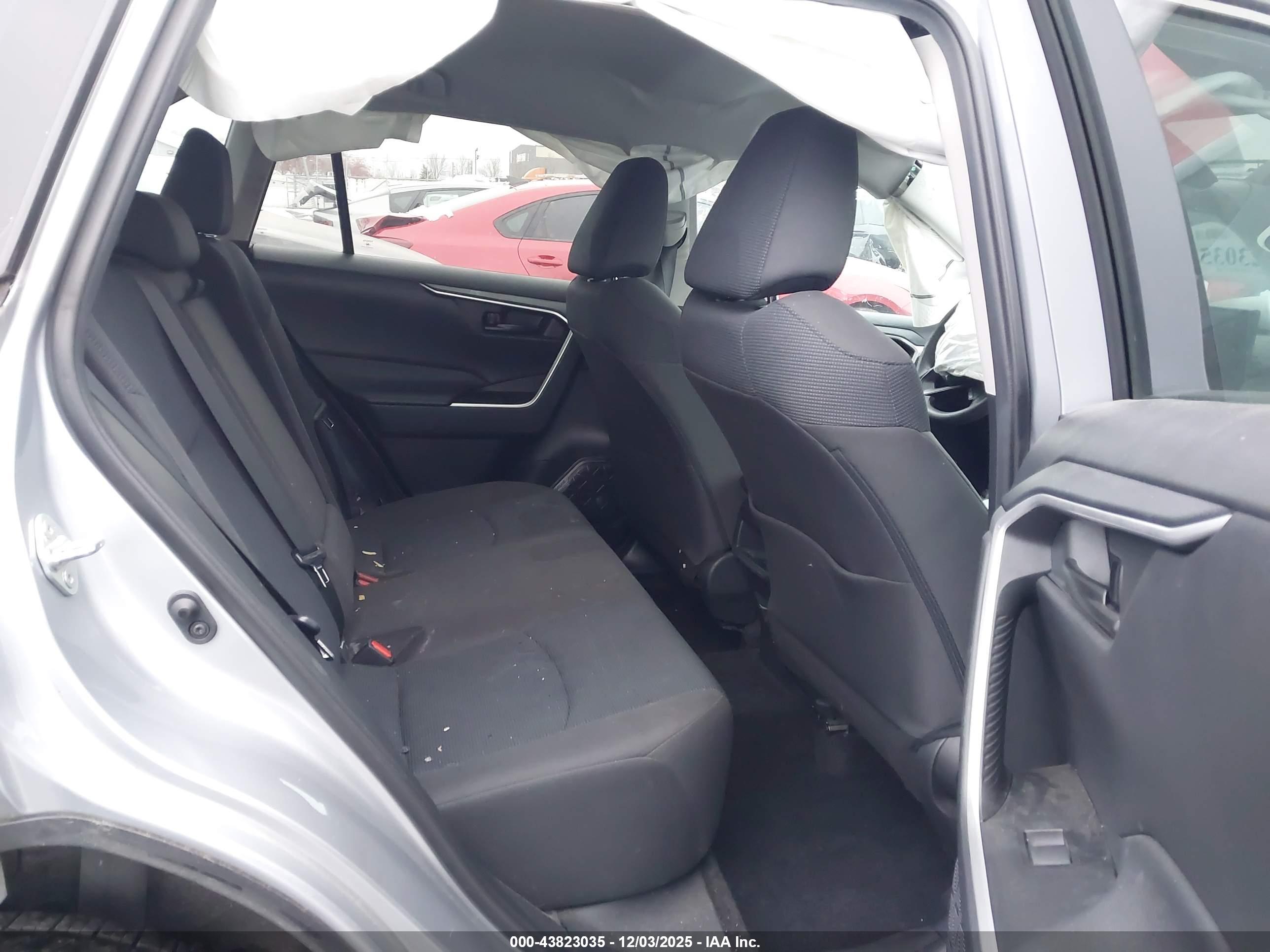 TOYOTA RAV4 image 8